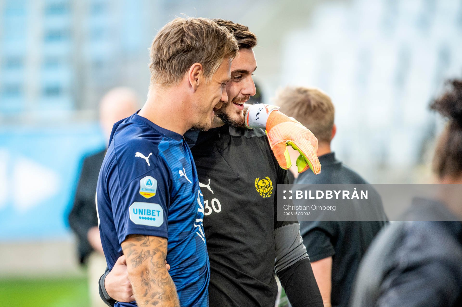 Malmö FFs målvakt Johan Dahlin kramar om Mjällbys