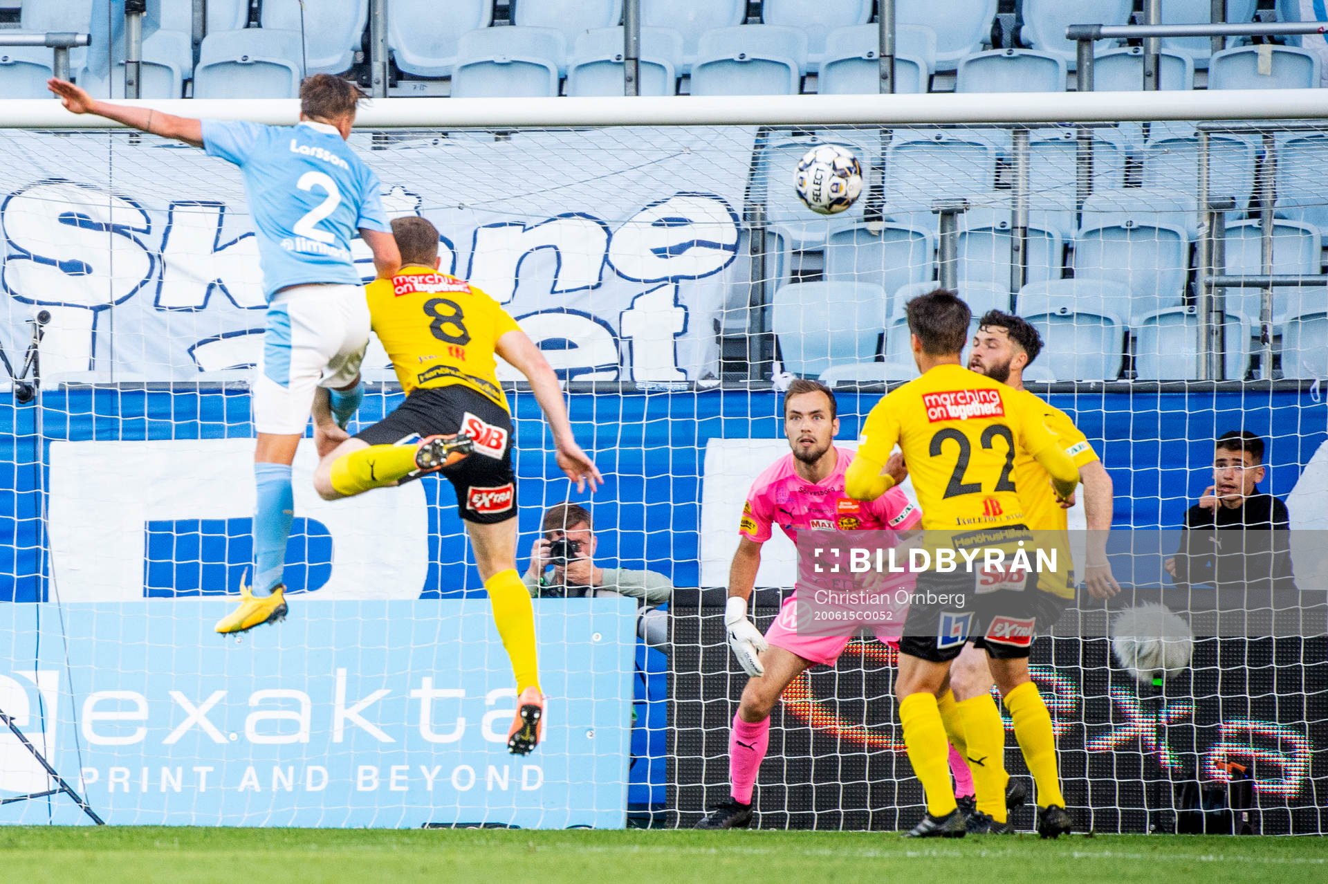 Malmö FFs Eric Larsson försöker nicka in bollen på