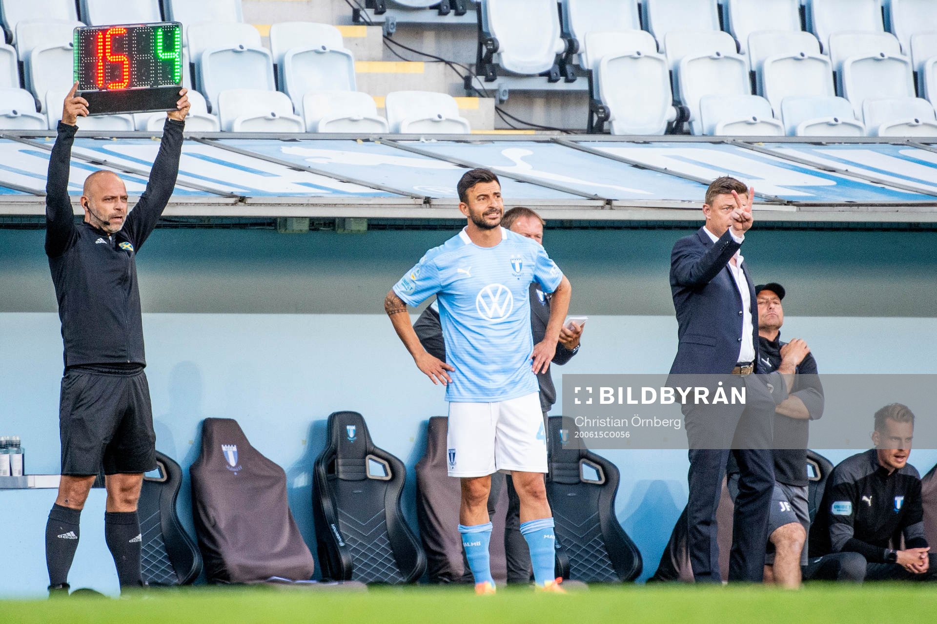 Malmö FFs tränare Jon Dahl Tomasson byter in Behrang