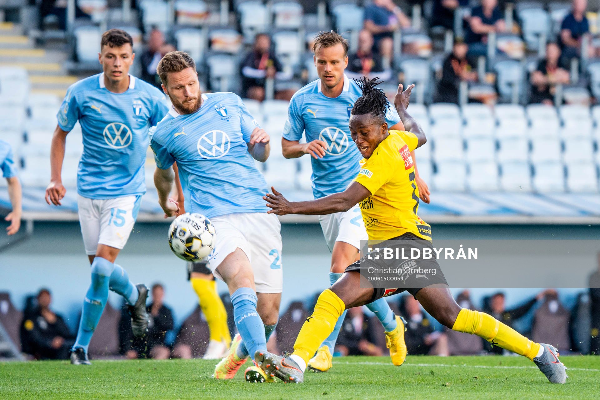 Mjällbys Mamudu Moro mot Malmö FFs Lasse Nielsen