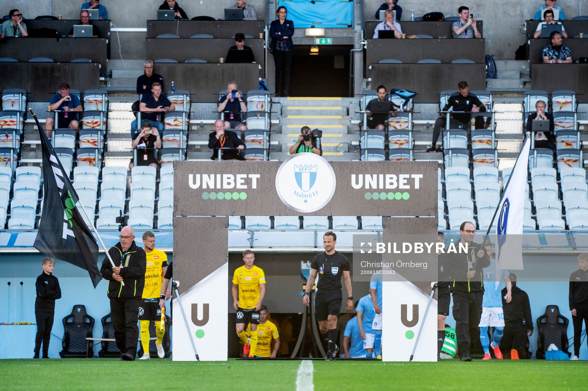 Spelarna kommer in på planen innan fotbollsmatchen i