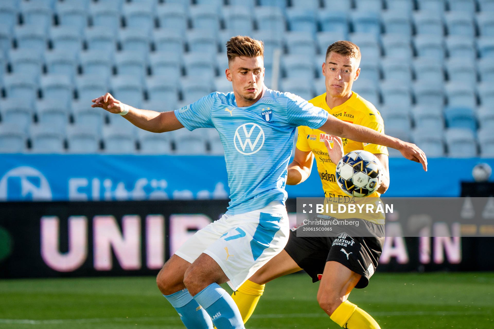 Malmö FFs Tim Prica mot Mjällbys Jesper Löfgren