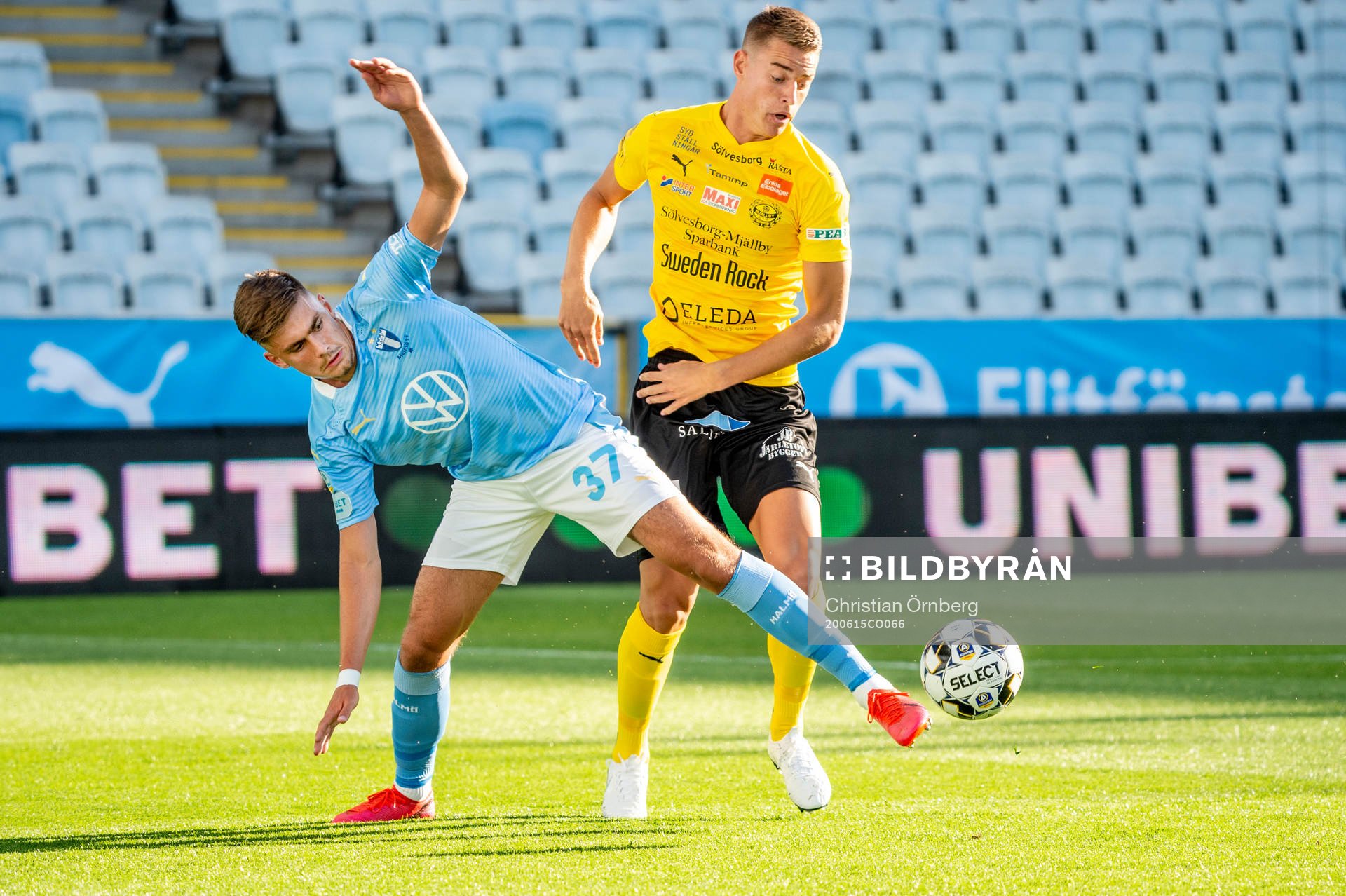 Malmö FFs Tim Prica mot Mjällbys Jesper Löfgren