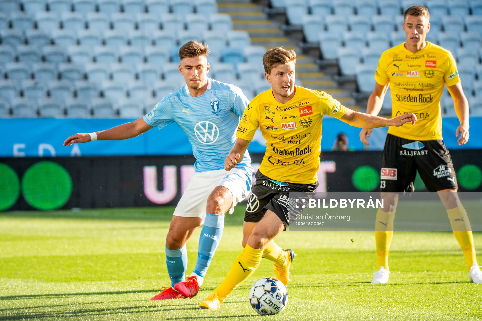Malmö FFs Tim Prica mot Mjällbys Joel Nilsson och Jesper