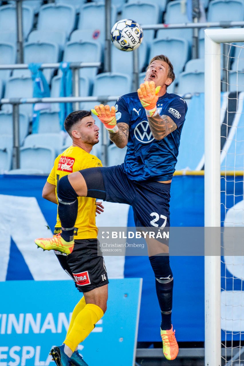 Malmö FFs målvakt Johan Dahlin mot Mjällbys Besard