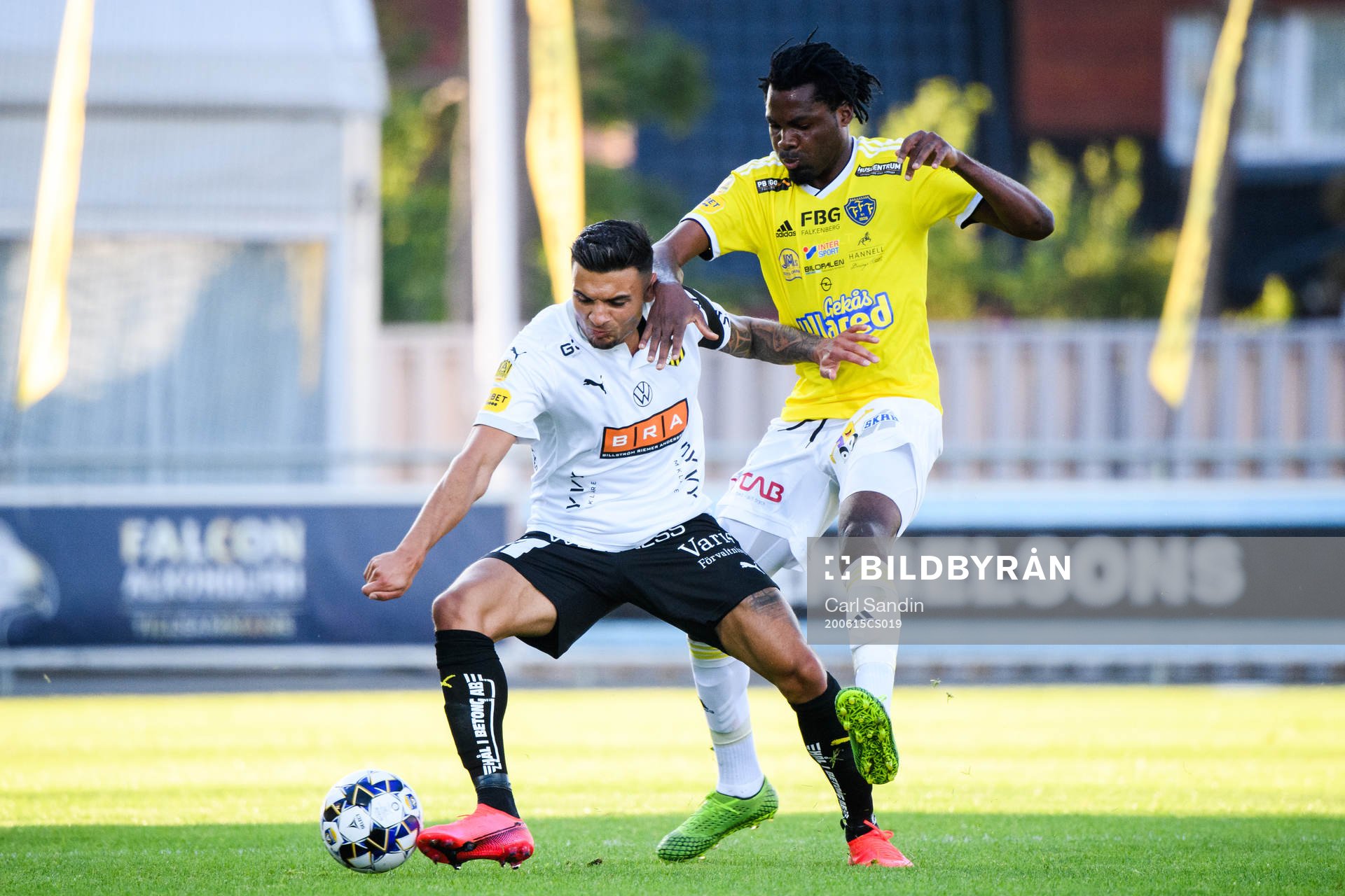 Häckens Ahmed Yasin och Falkenbergs Kwame Kizito under fotbollsmatchen i Allsvenskan mellan Falkenberg och Häcken den 15 juni 2020 i Falkenberg.