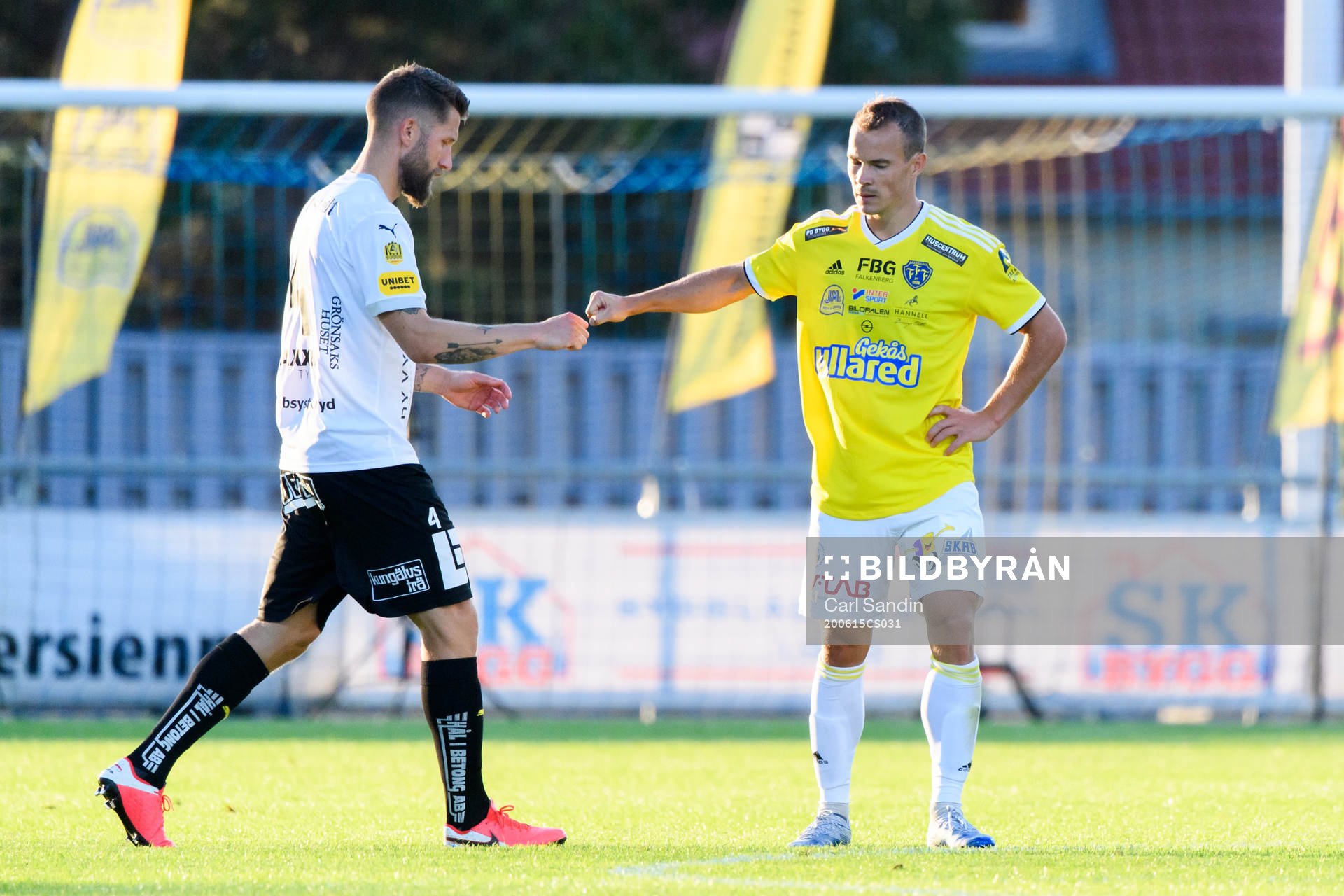 Häckens Joona Toivio och Falkenbergs Anton Wede efter fotbollsmatchen i Allsvenskan mellan Falkenberg och Häcken den 15 juni 2020 i Falkenberg.