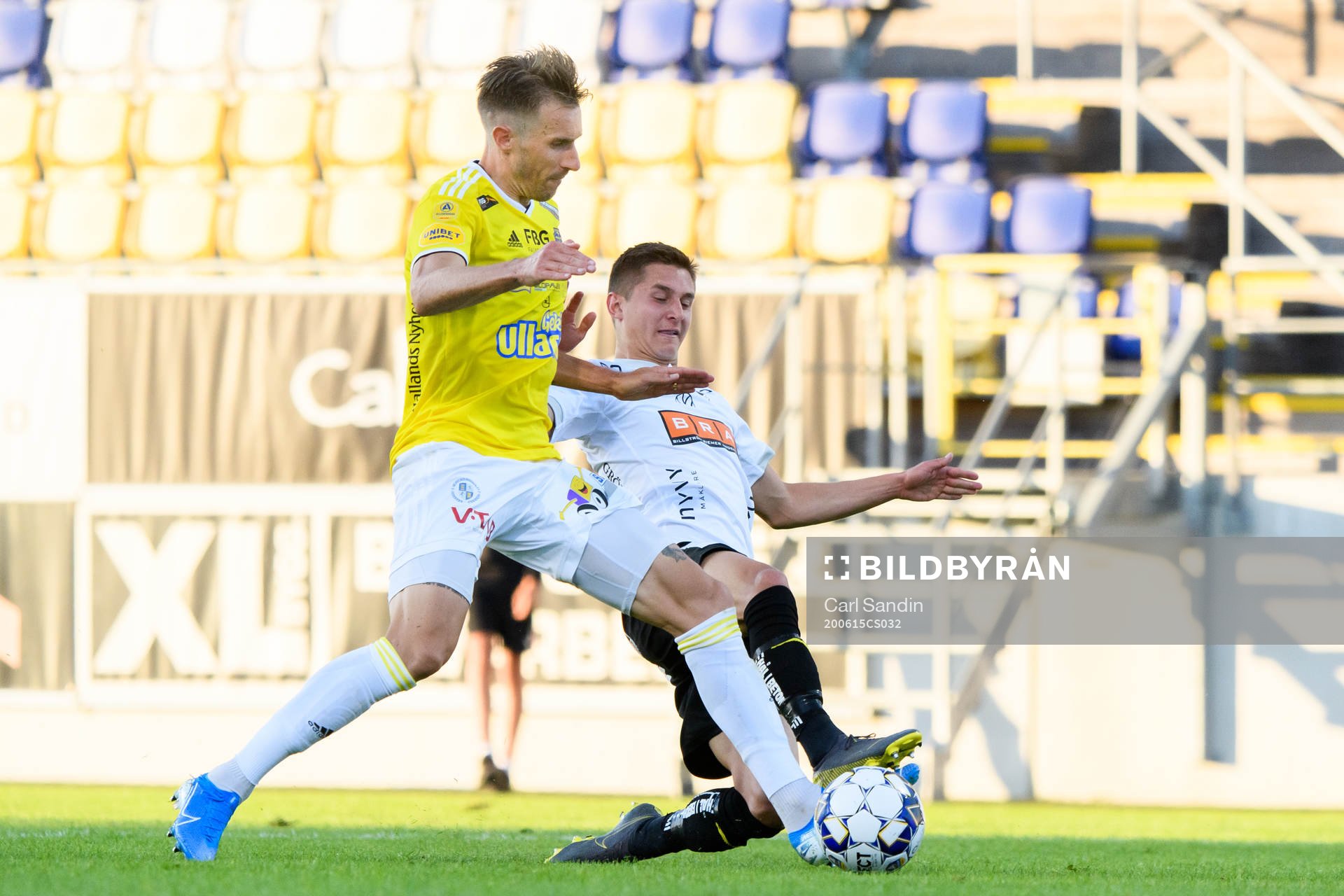 Falkenbergs Tobias Karlsson försvarar mot Häckens Leo