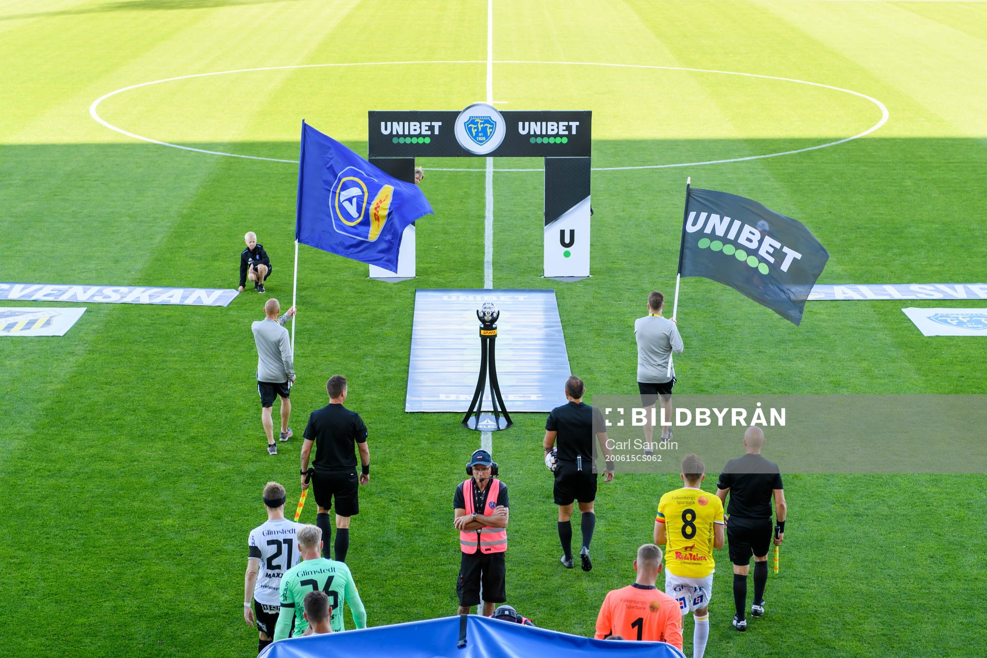Spelarna går in på planen innan fotbollsmatchen i