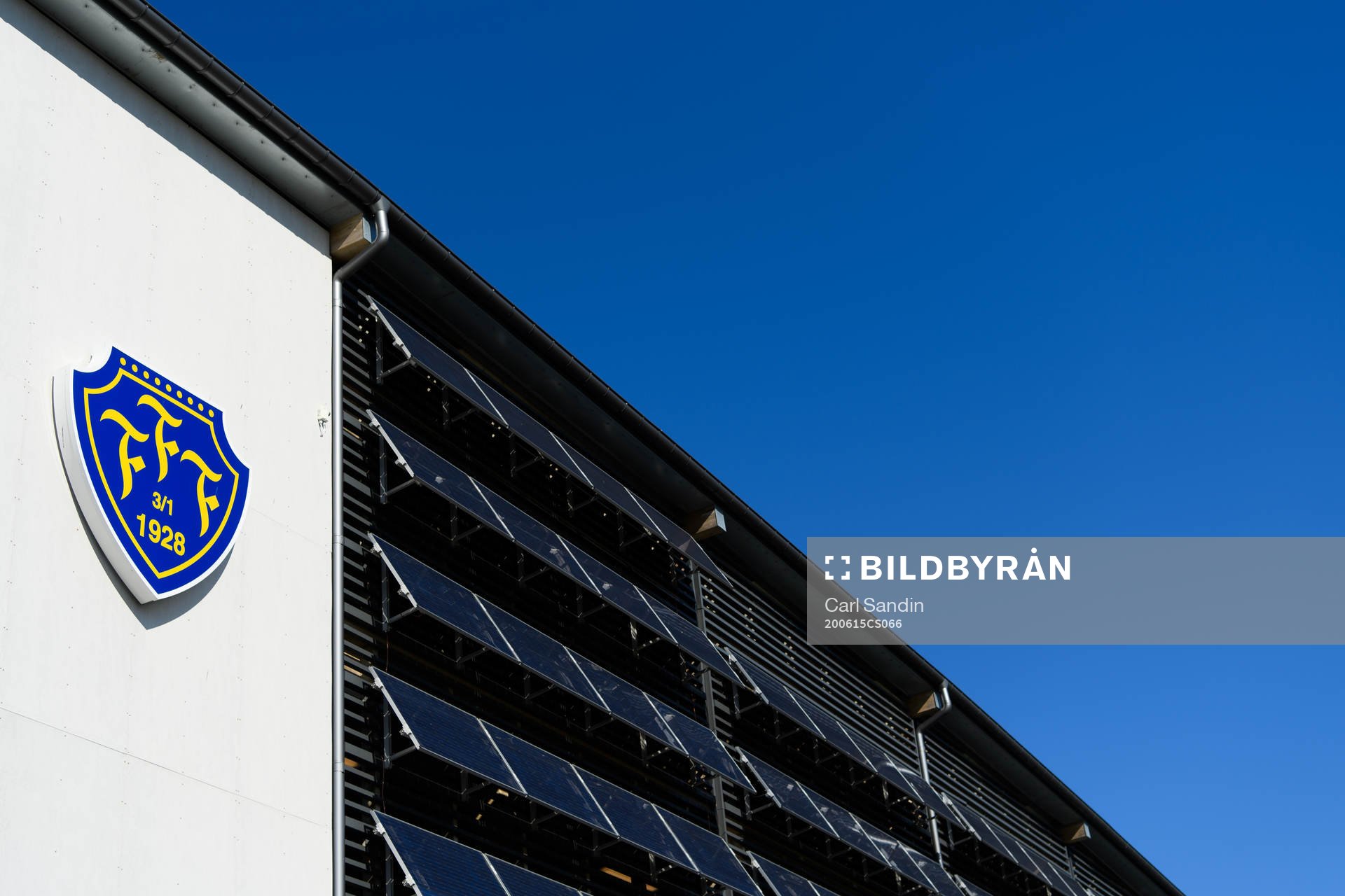 Falken bergs klubbemblem på arenans fasad
