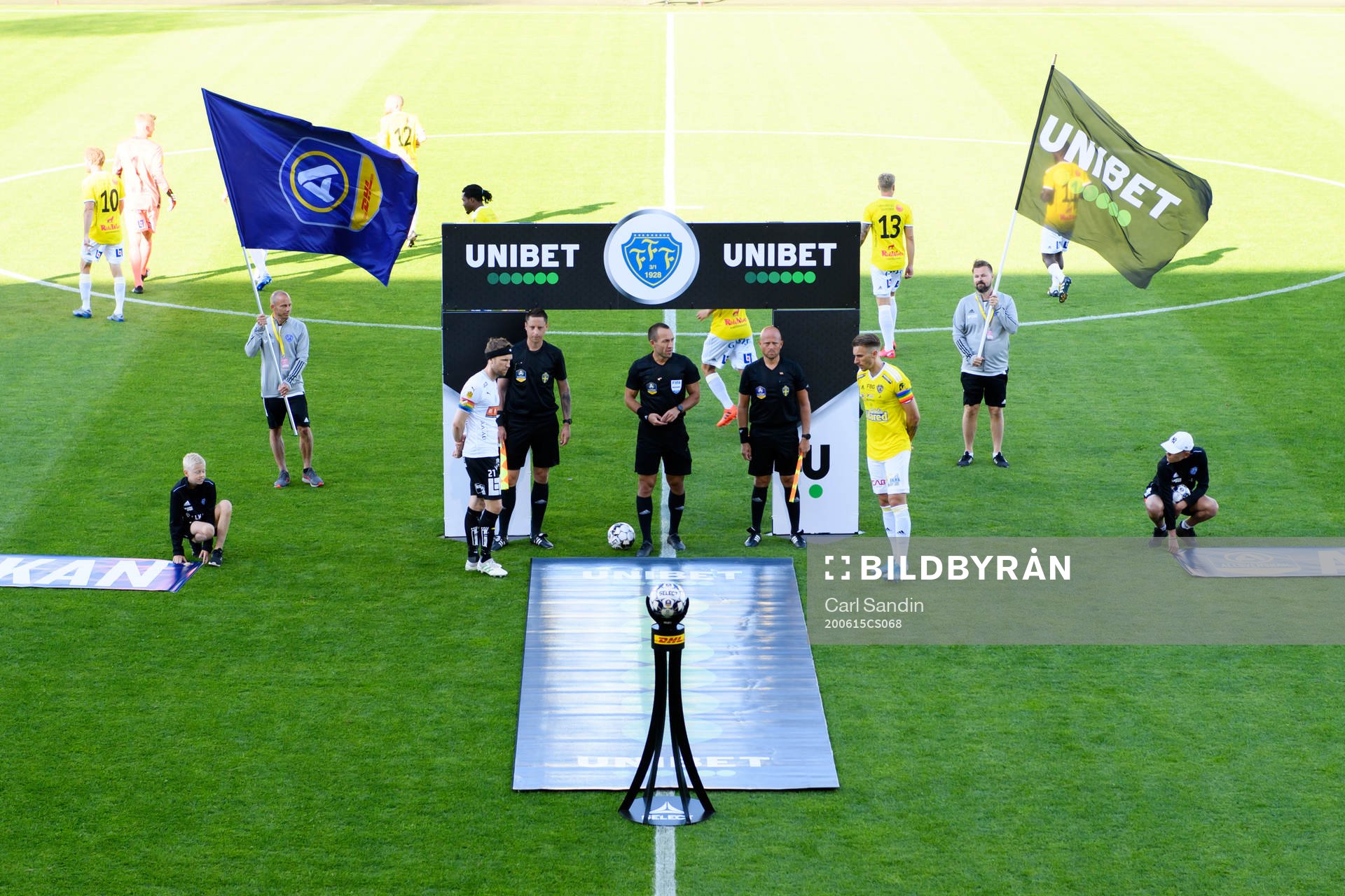 Spelarna går in på planen innan fotbollsmatchen i