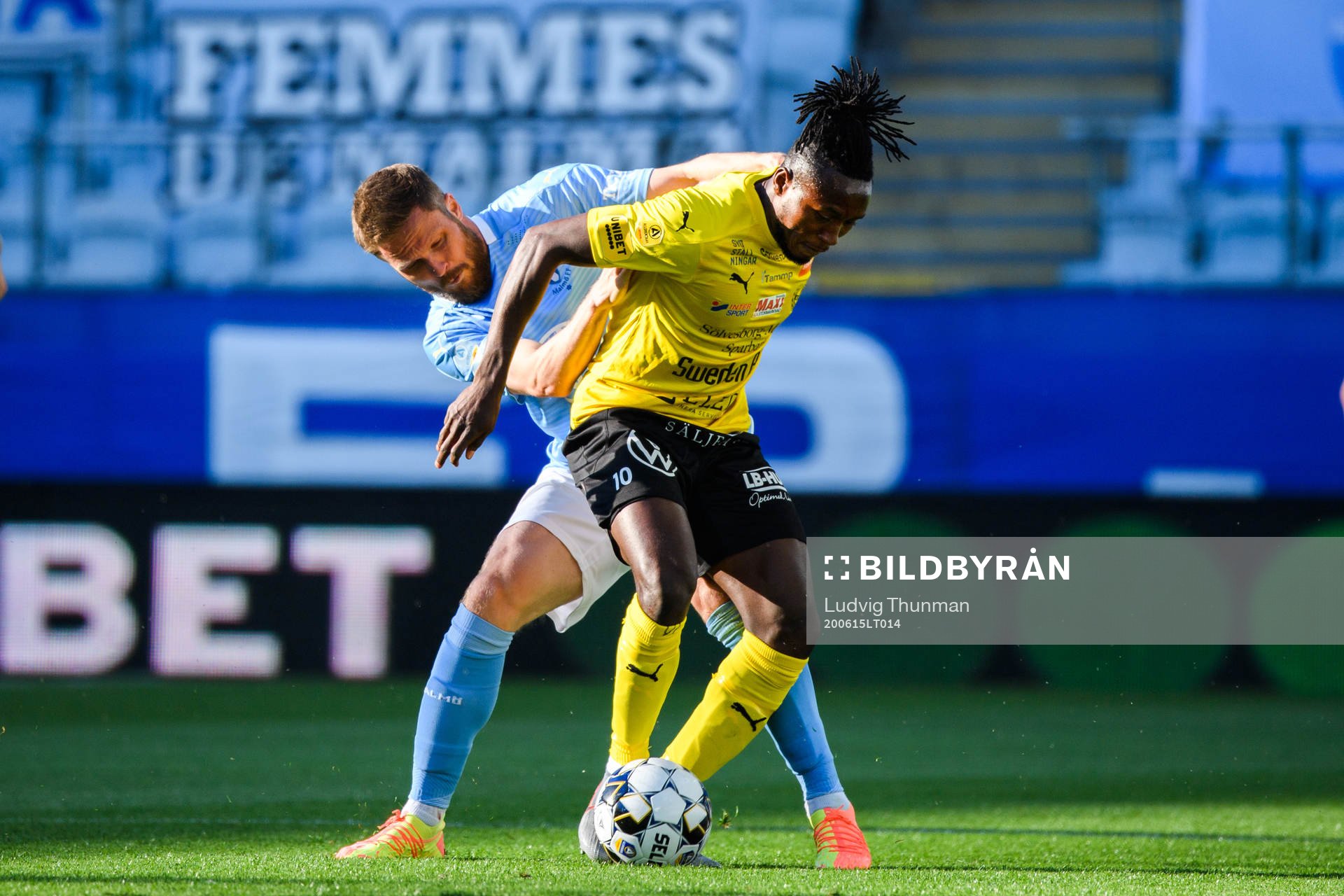 Malmö FFs Lasse Nielsen och Mjällbys Mamudu Moro