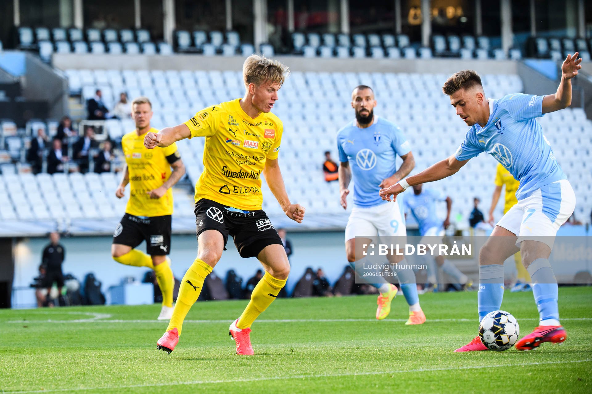 Mjällbys Eric Björkander och Malmö FFs Tim Prica