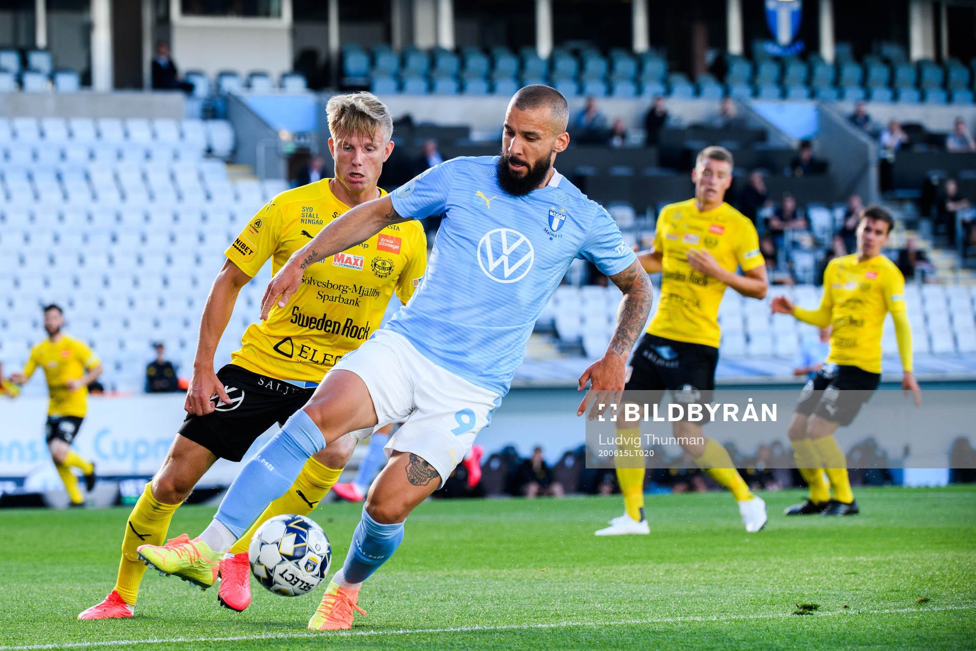 Mjällbys Eric Björkander och Malmö FFs Guillermo Molins