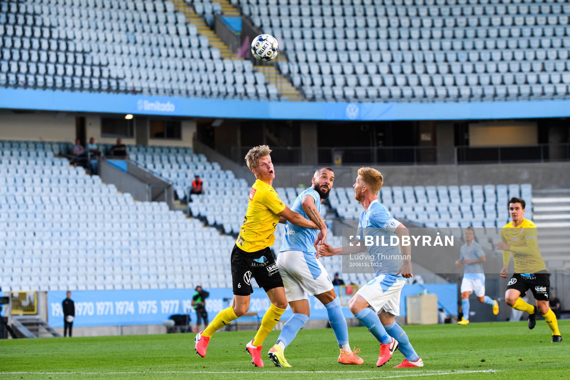 Mjällbys Eric Björkander i en kamp mot Malmö FFs Anders