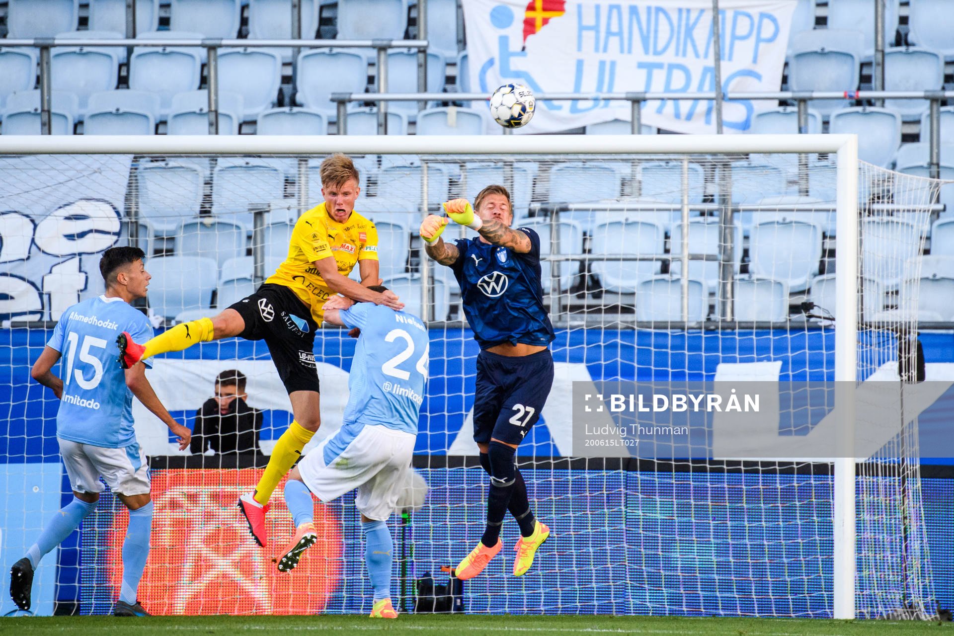 Mjällbys Eric Björkander oroar framför Malmö FFs