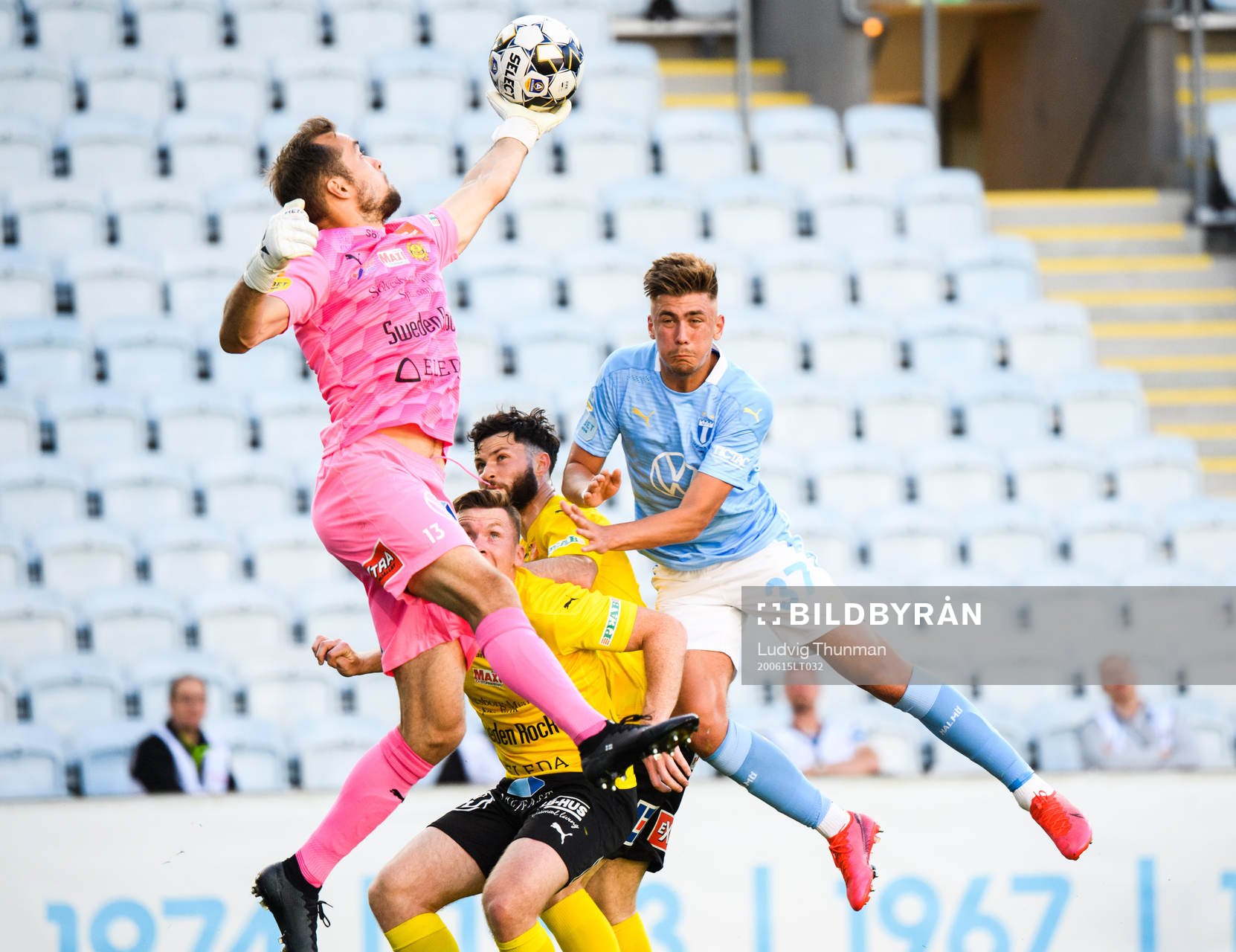 Mjällbys målvakt Carl-Johan Eriksson och Malmö FFs Tim