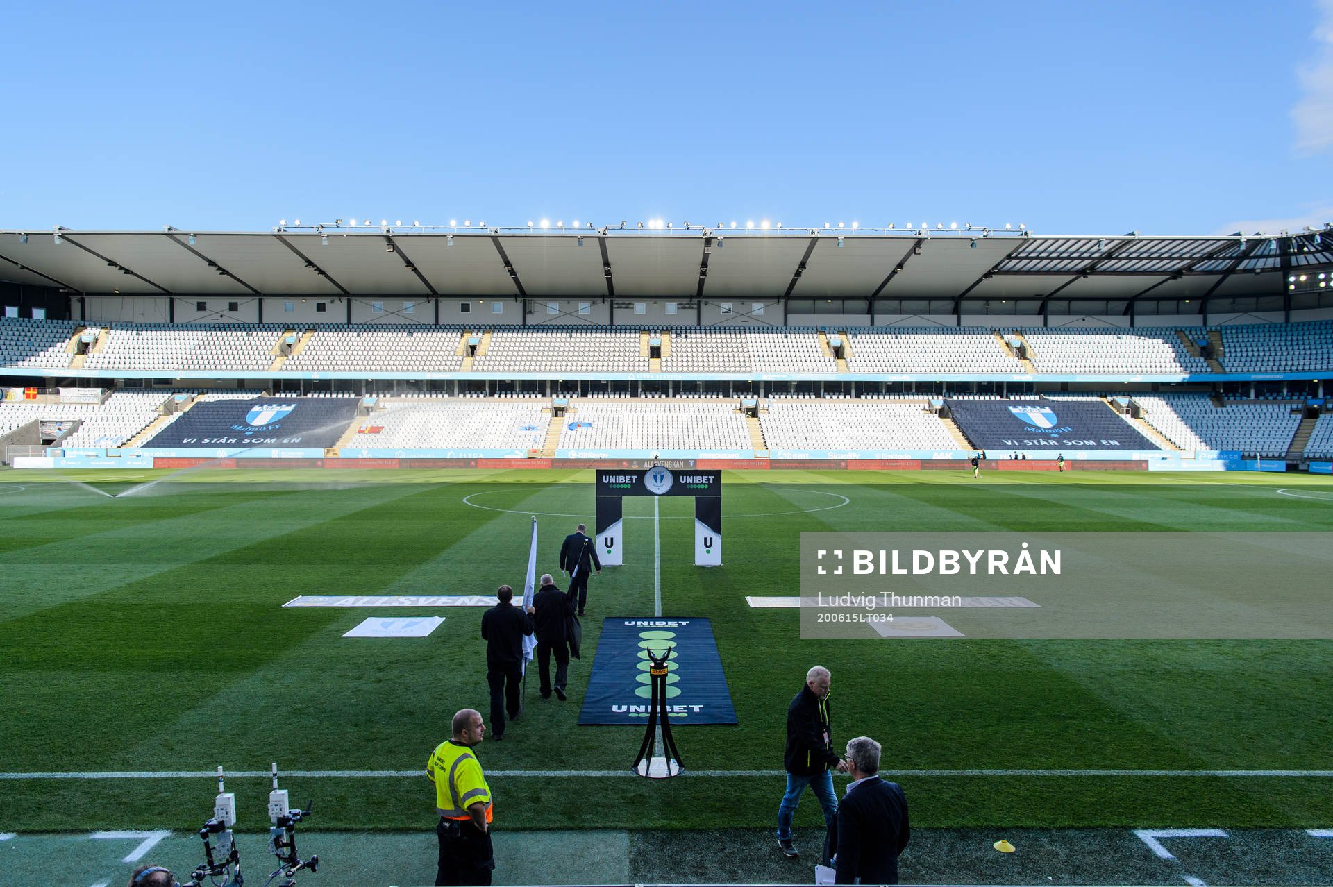 Inmarsch till fotbollsmatchen i Allsvenskan mellan Malmö