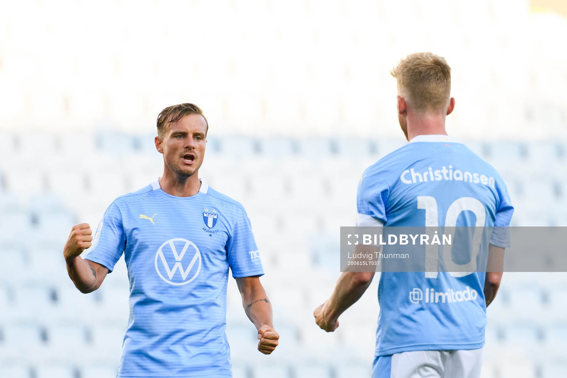 Malmö FFs Eric Larsson och Anders Christiansen jublar efter 1-0 under fotbollsmatchen i Allsvenskan mellan Malmö FF och Mjällby den 15 juni 2020 i Malmö.