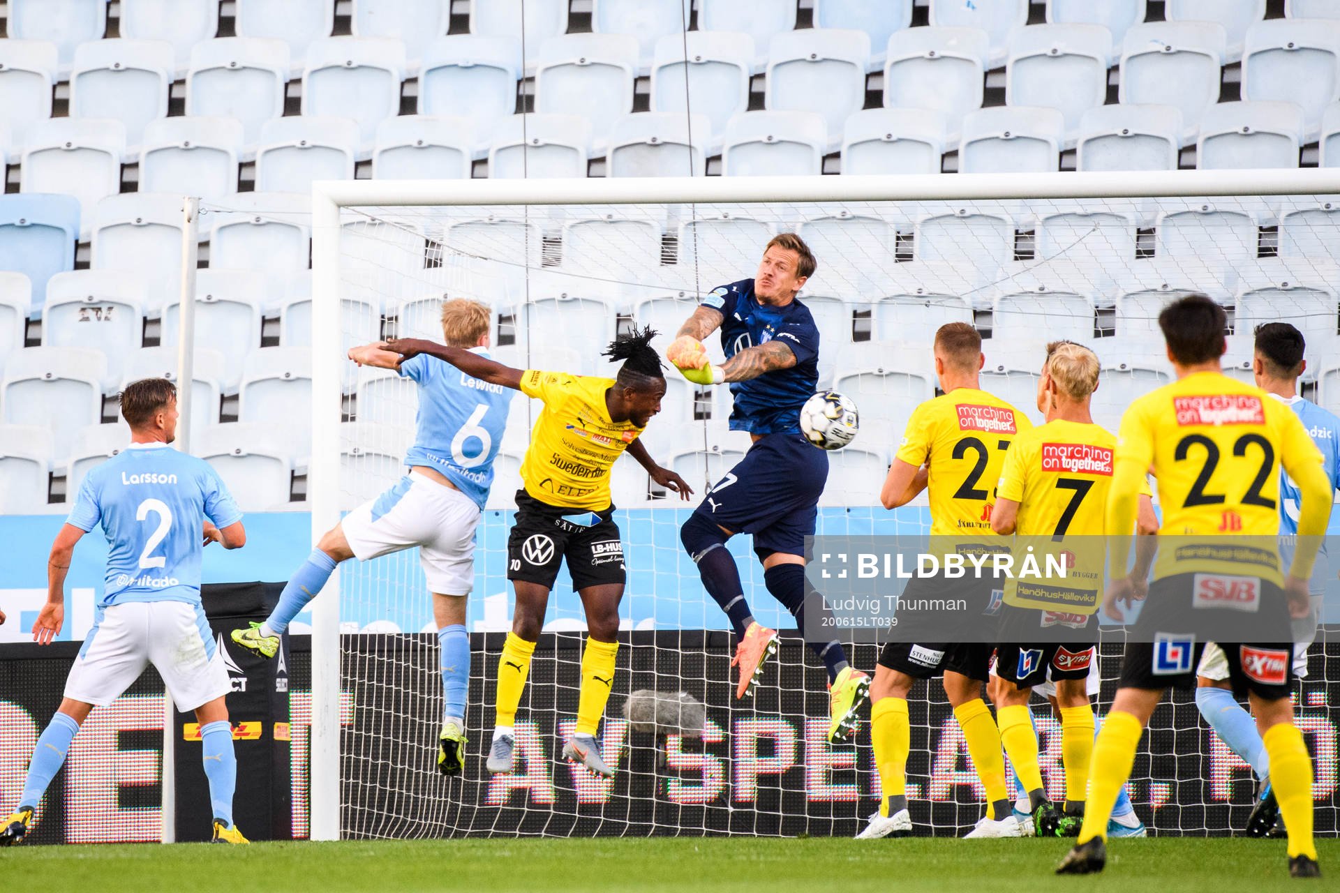 Mjällbys Mamudu Moro oroar framför målvakt Johan Dahlin
