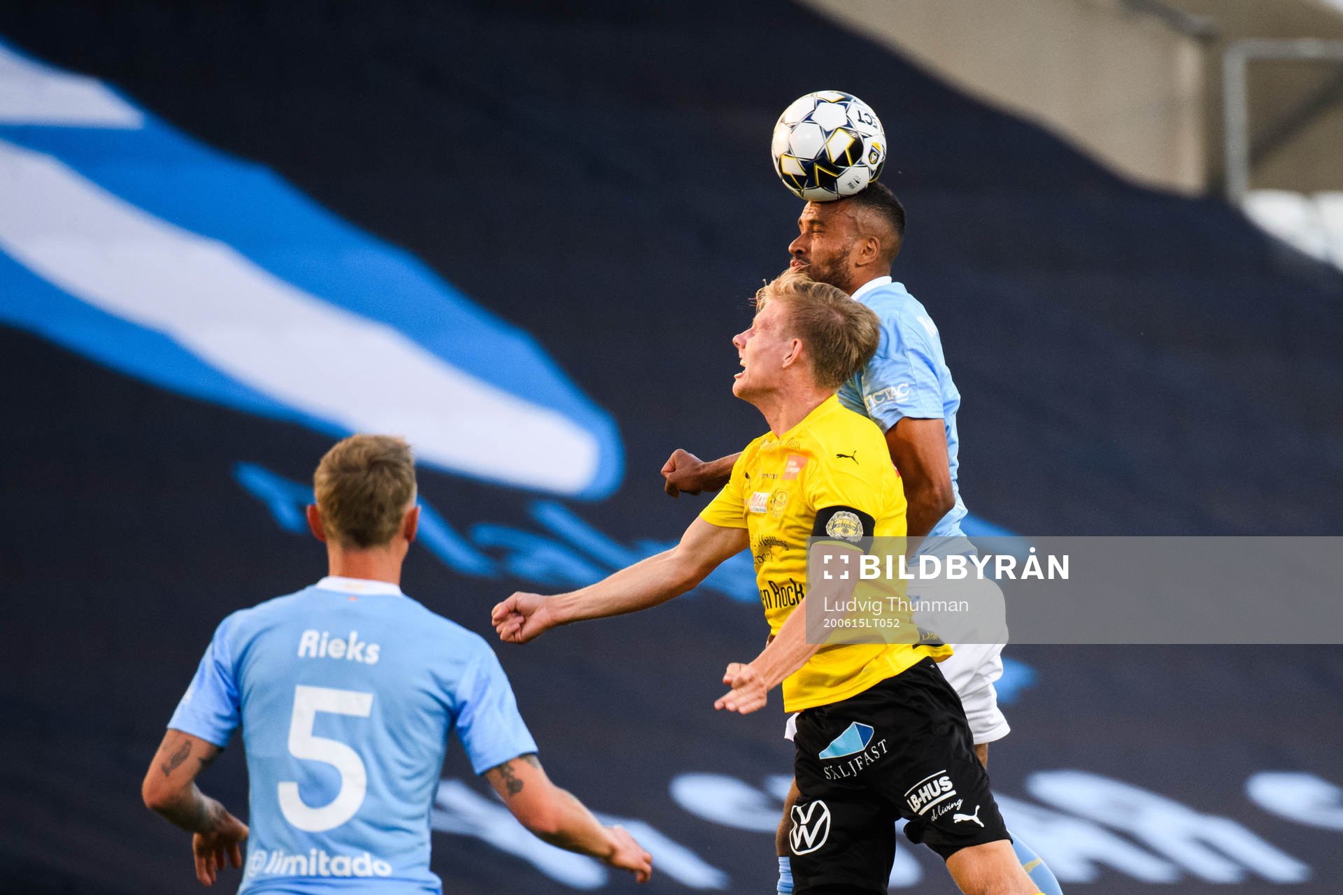 Malmö FFs Isaac Kiese Thelin och Mjällbys Eric Björkander