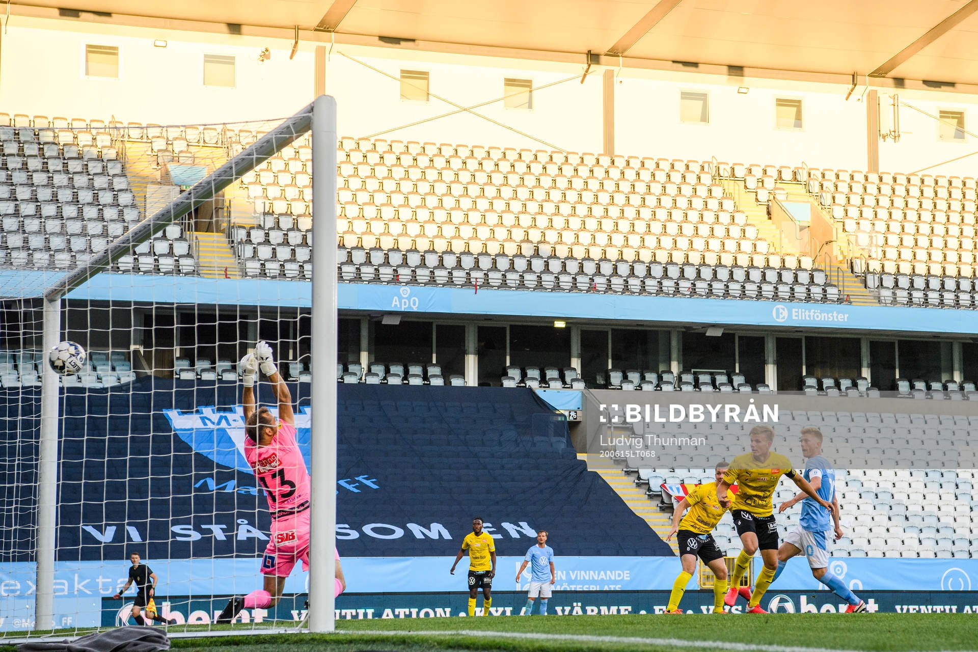 Malmö FFs Anders Christiansen gör 2-0 bakom Mjällbys målvakt Carl-Johan Eriksson under fotbollsmatchen i Allsvenskan mellan Malmö FF och Mjällby den 15 juni 2020 i Malmö.