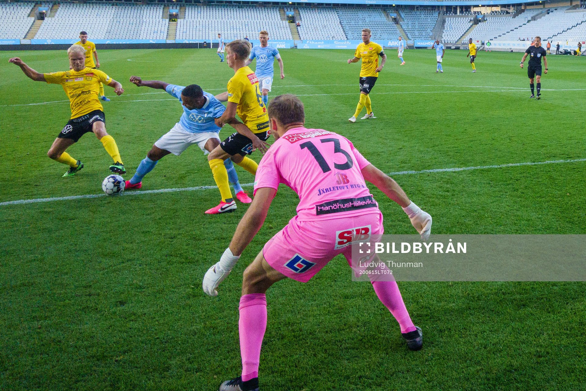 Malmö FFs Isaac Kiese Thelin i kamp om bollen framför Mjällbys målvakt Carl-Johan Eriksson under fotbollsmatchen i Allsvenskan mellan Malmö FF och Mjällby den 15 juni 2020 i Malmö.