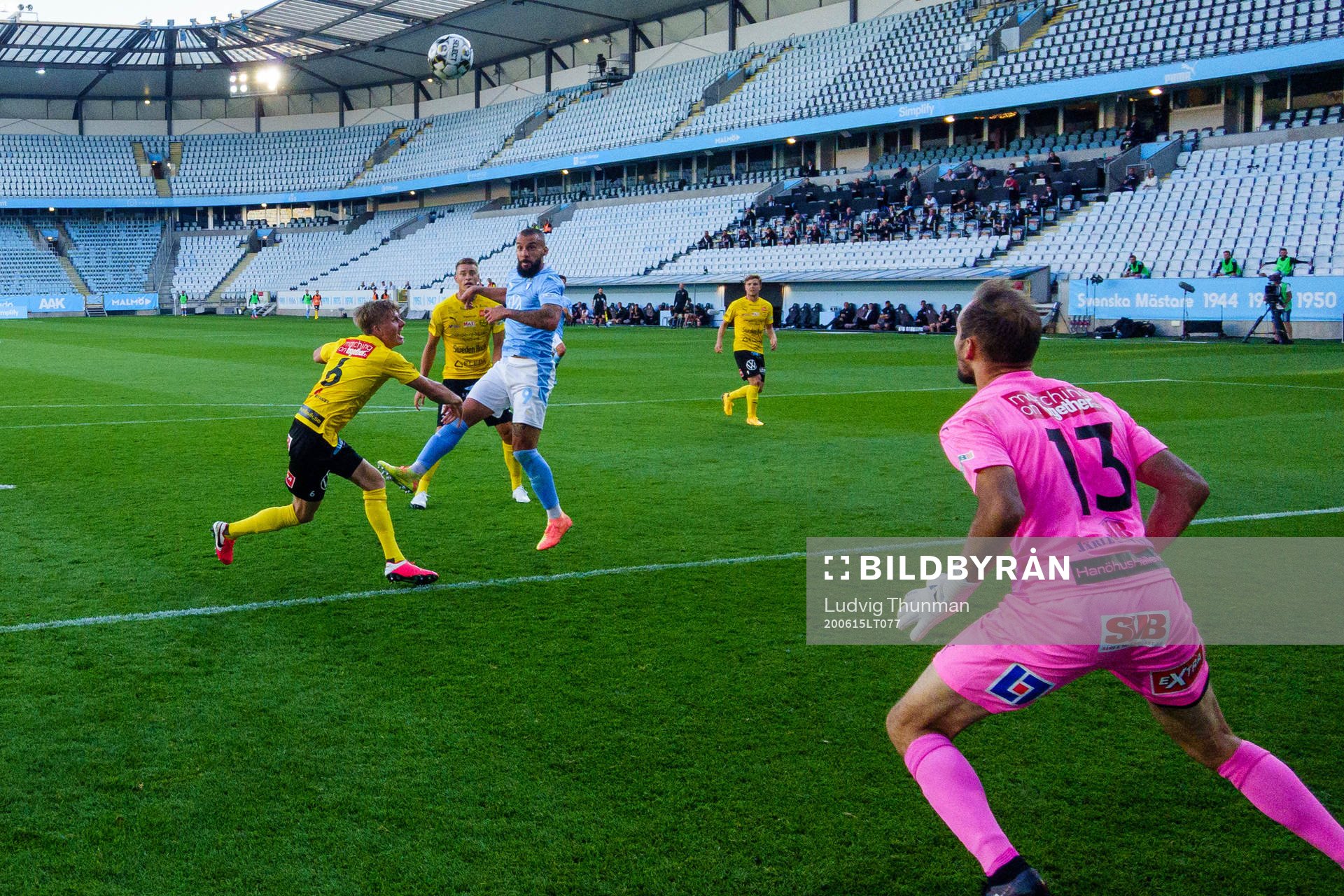 Malmö FFs Guillermo Molins oroar framför Mjällbys