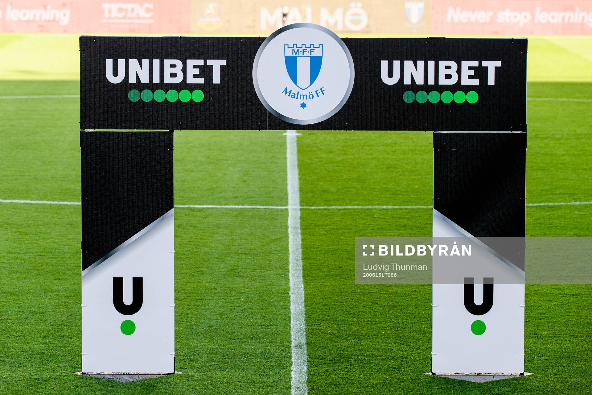 Inmarschbåge med Unibets och Malmö FFs logotype under fotbollsmatchen i Allsvenskan mellan Malmö FF och Mjällby den 15 juni 2020 i Malmö.