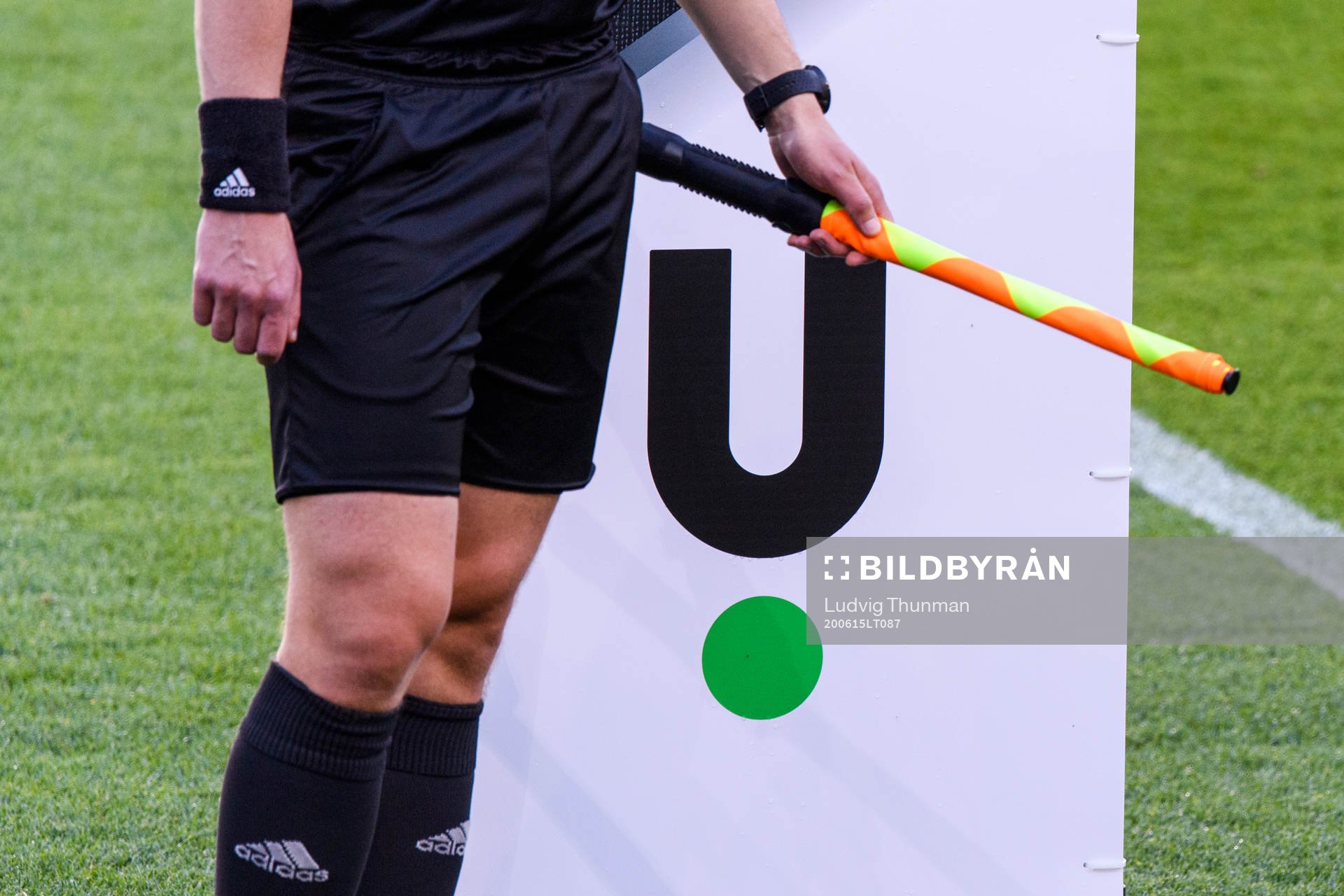 Unibets logotype bakom en linjedommare med flagga