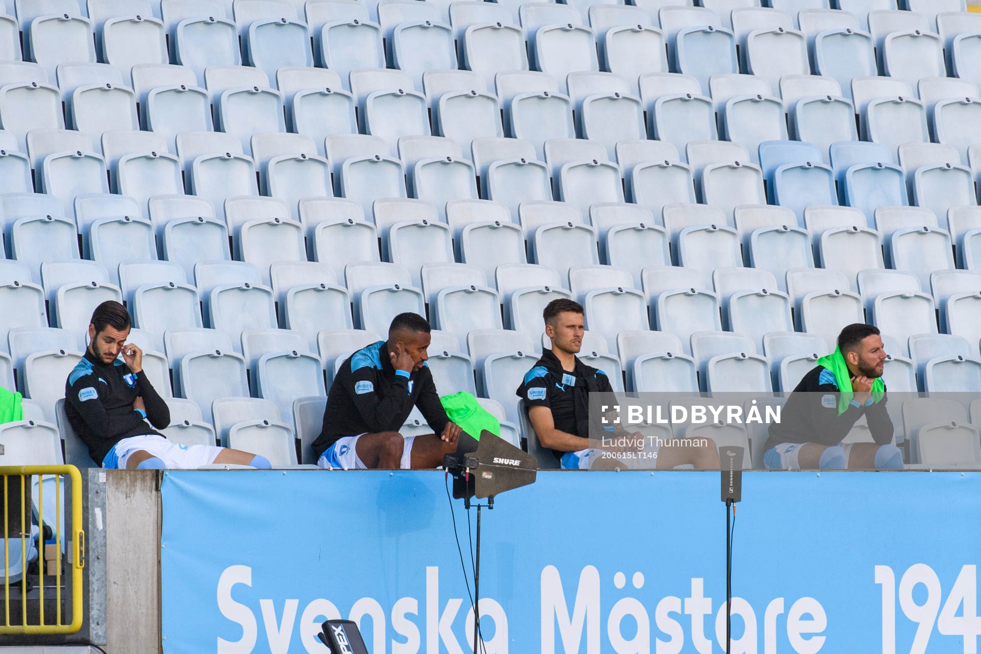 Malmö FFs Adi Nalic, Isaac Kiese Thelin, Arnór Traustason och Erdal Rakip på läktaren under fotbollsmatchen i Allsvenskan mellan Malmö FF och Mjällby den 15 juni 2020 i Malmö.
