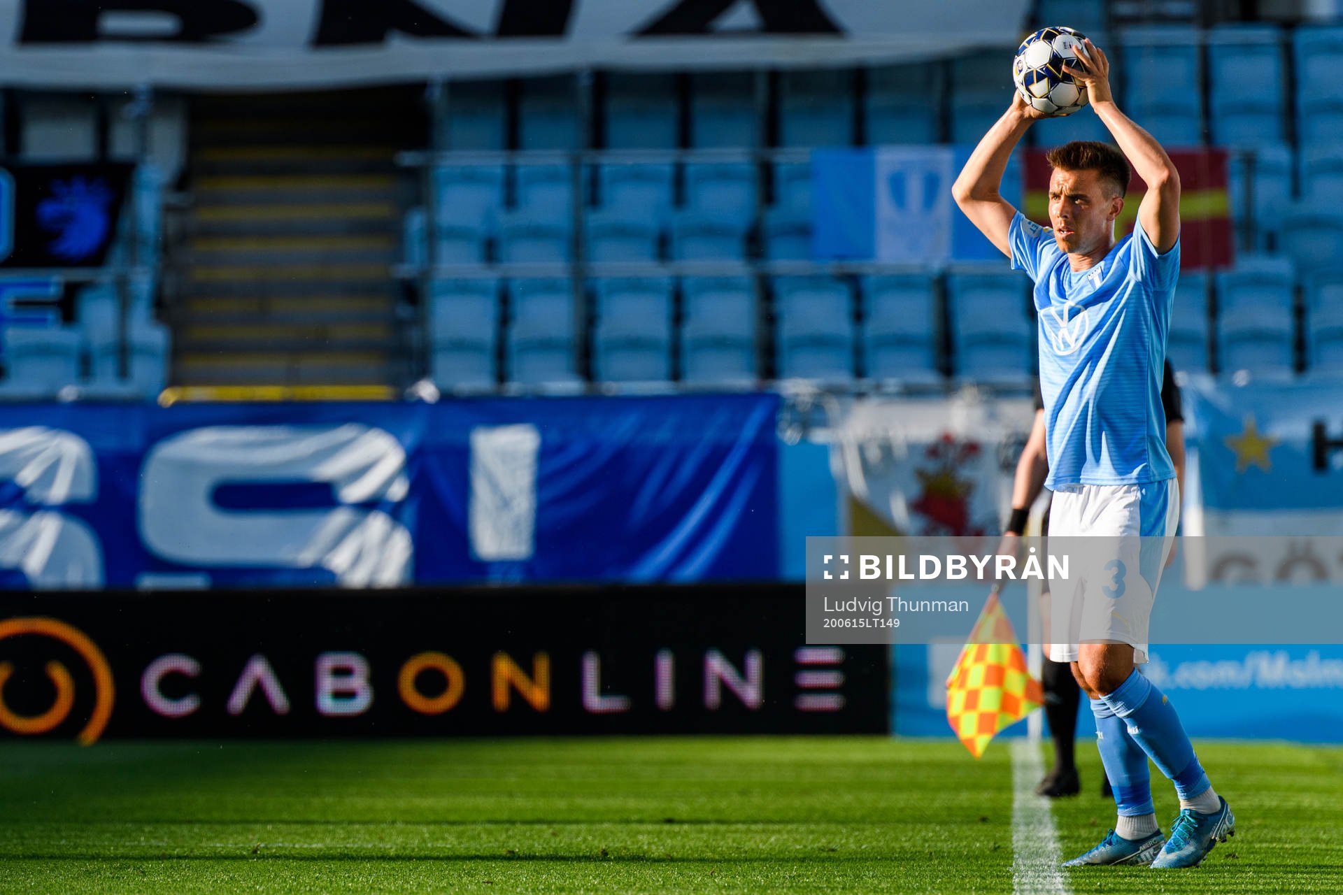 Malmö FFs Jonas Knudsen lägger ett inkast