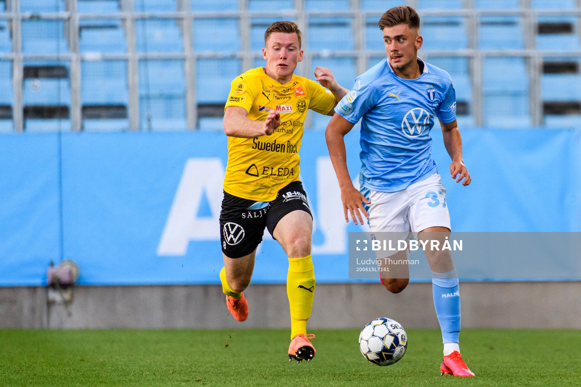 Malmö FFs Tim Prica jagas av Mjällbys Bubacarr Jobe