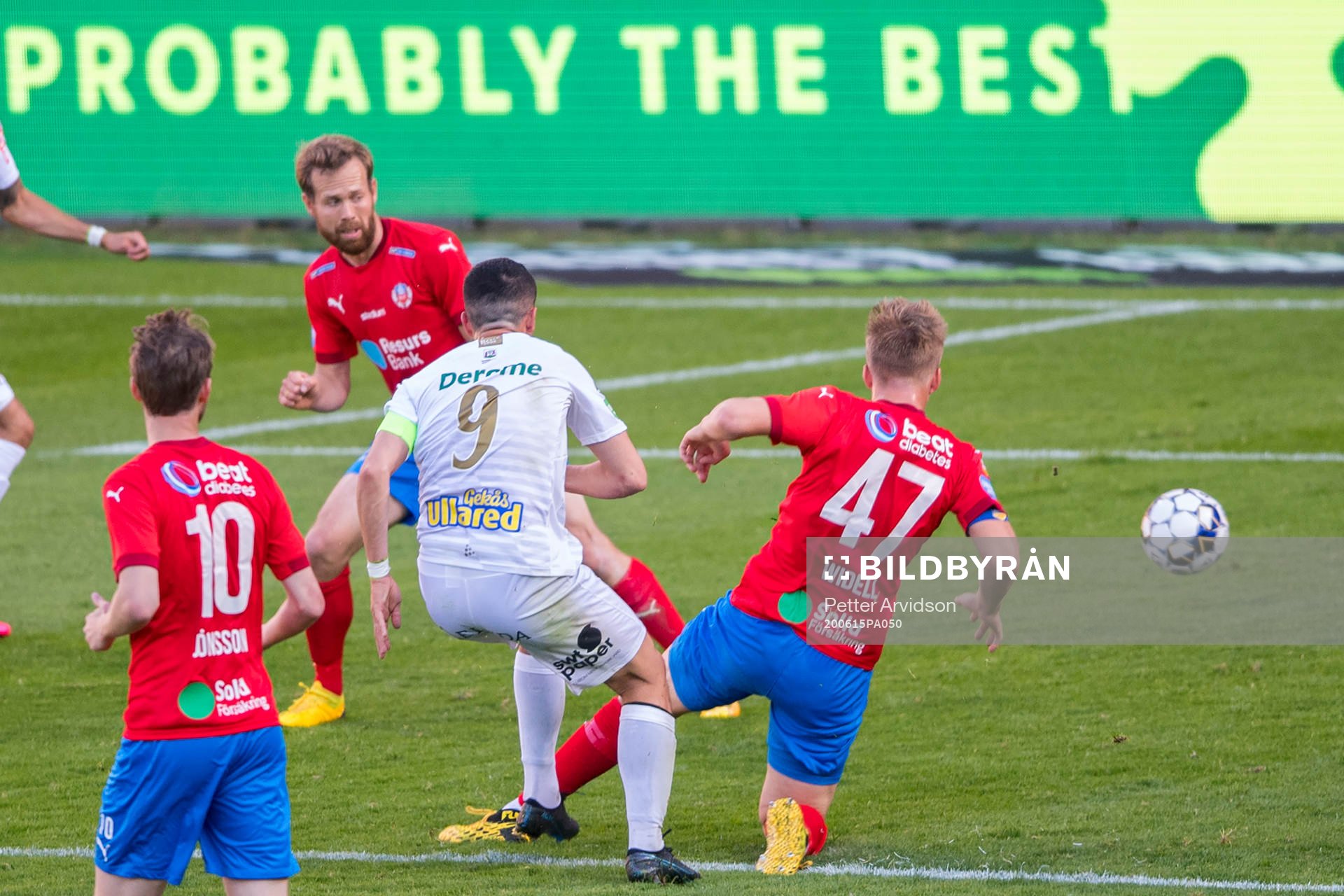 Varbergs Astrit Seljmani skjuter in 0-1 målet förbi