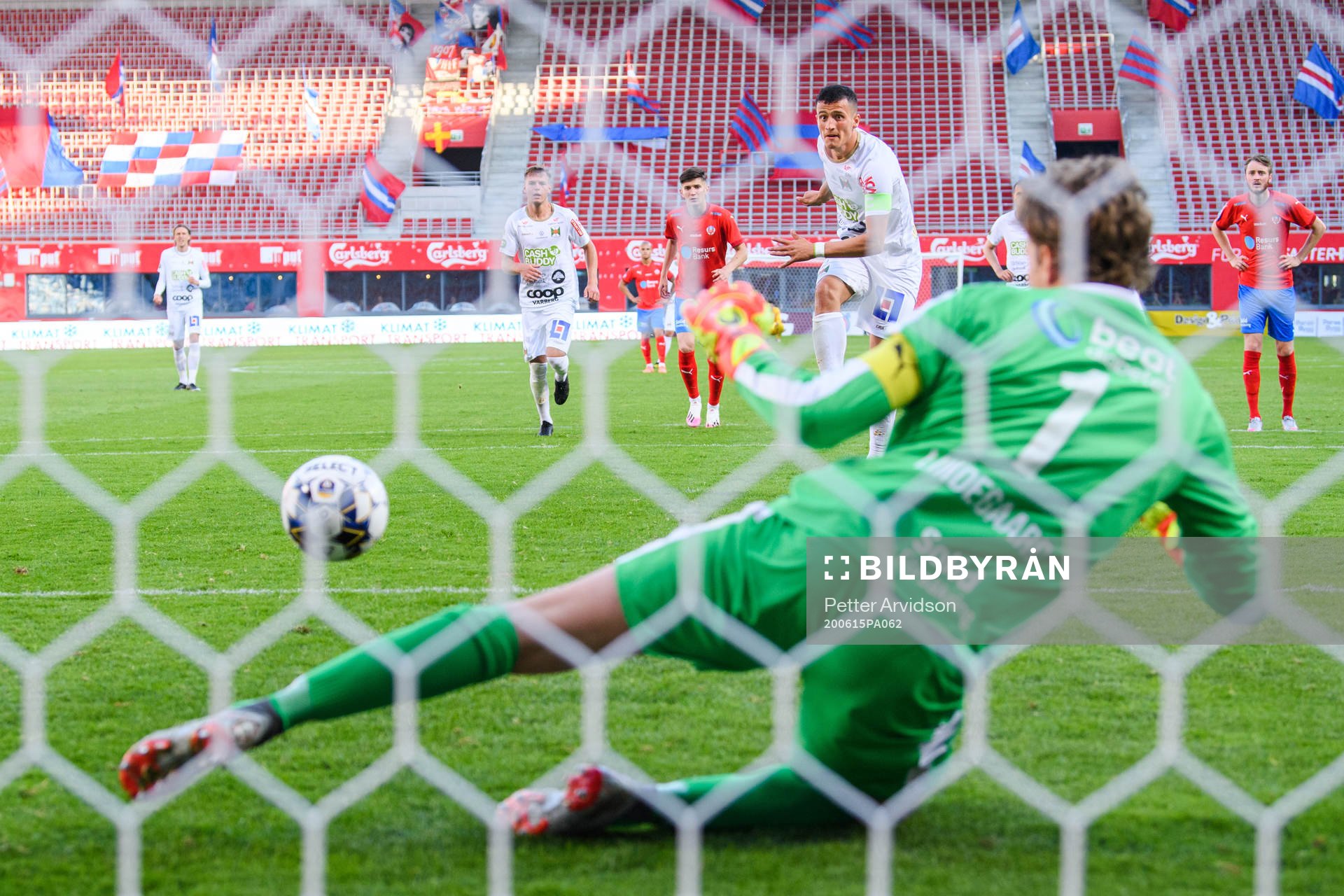 Varbergs Astrit Seljmani gör 0-2 bakom Helsingborgs