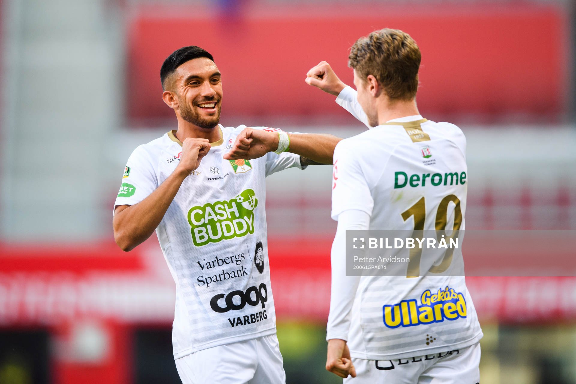 Varbergs Daniel Krezic och Gustav Norlin jublar