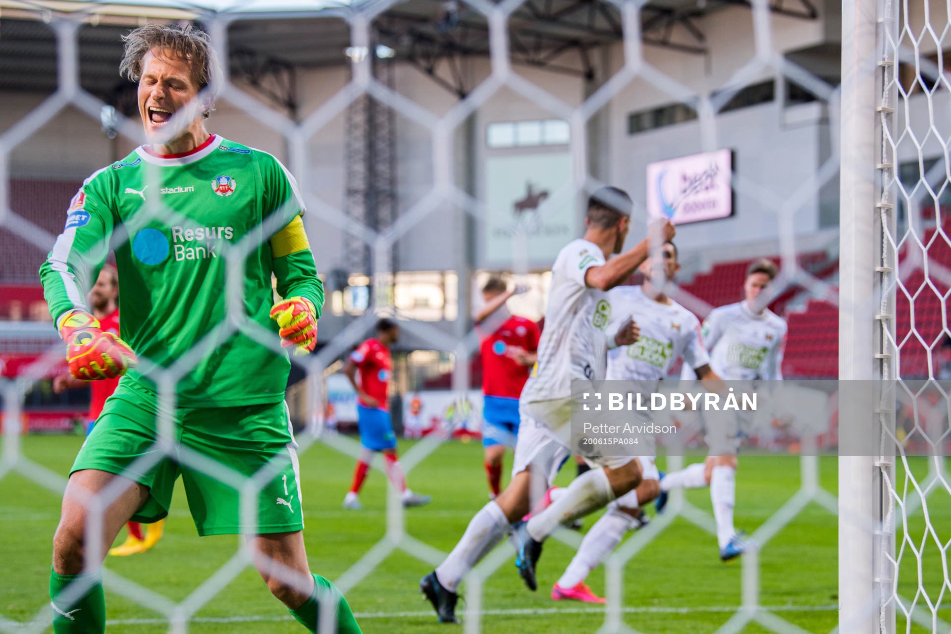 Helsingborgs målvakt Anders Lindegaard reagerar