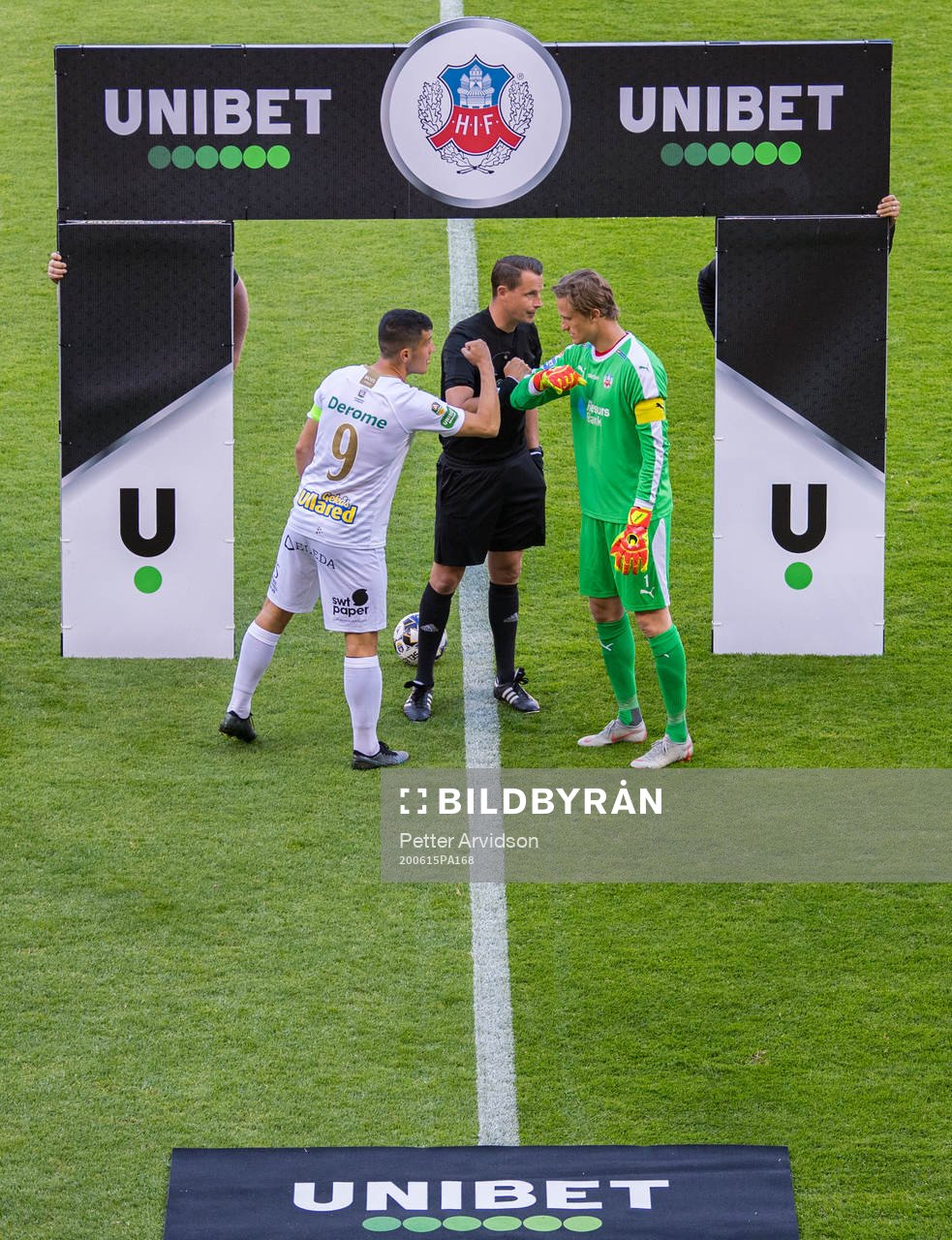 Varbergs Astrit Seljmani, domare Andreas Ekberg och