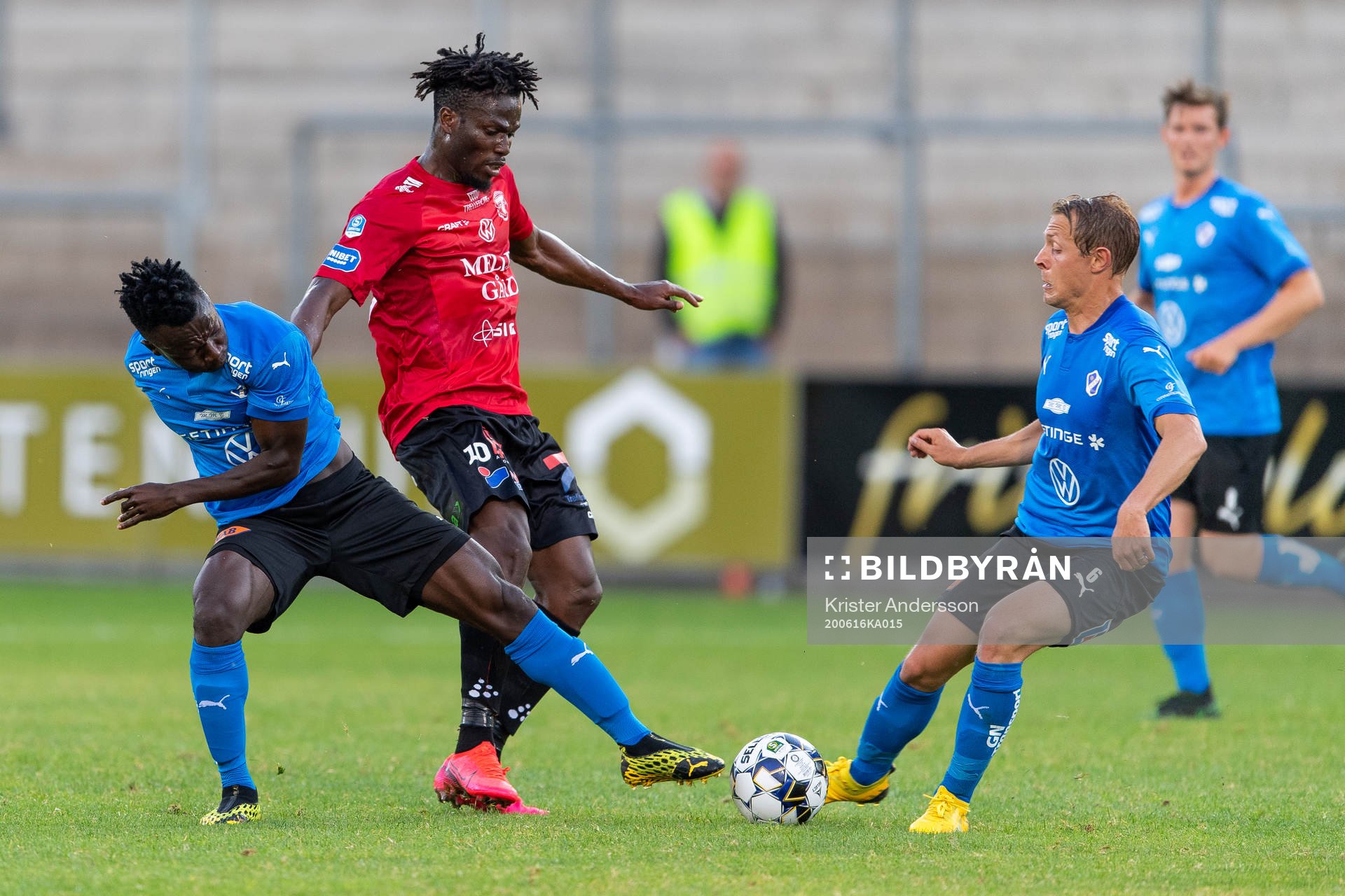Trelleborgs Fatawu Safiu i kamp md Halmstads Thomas Boakye och Joel Allansson under fotbollsmatchen i Superettan  mellan Halmstad och Trelleborg den 16 juni 2020 i Halmstad.