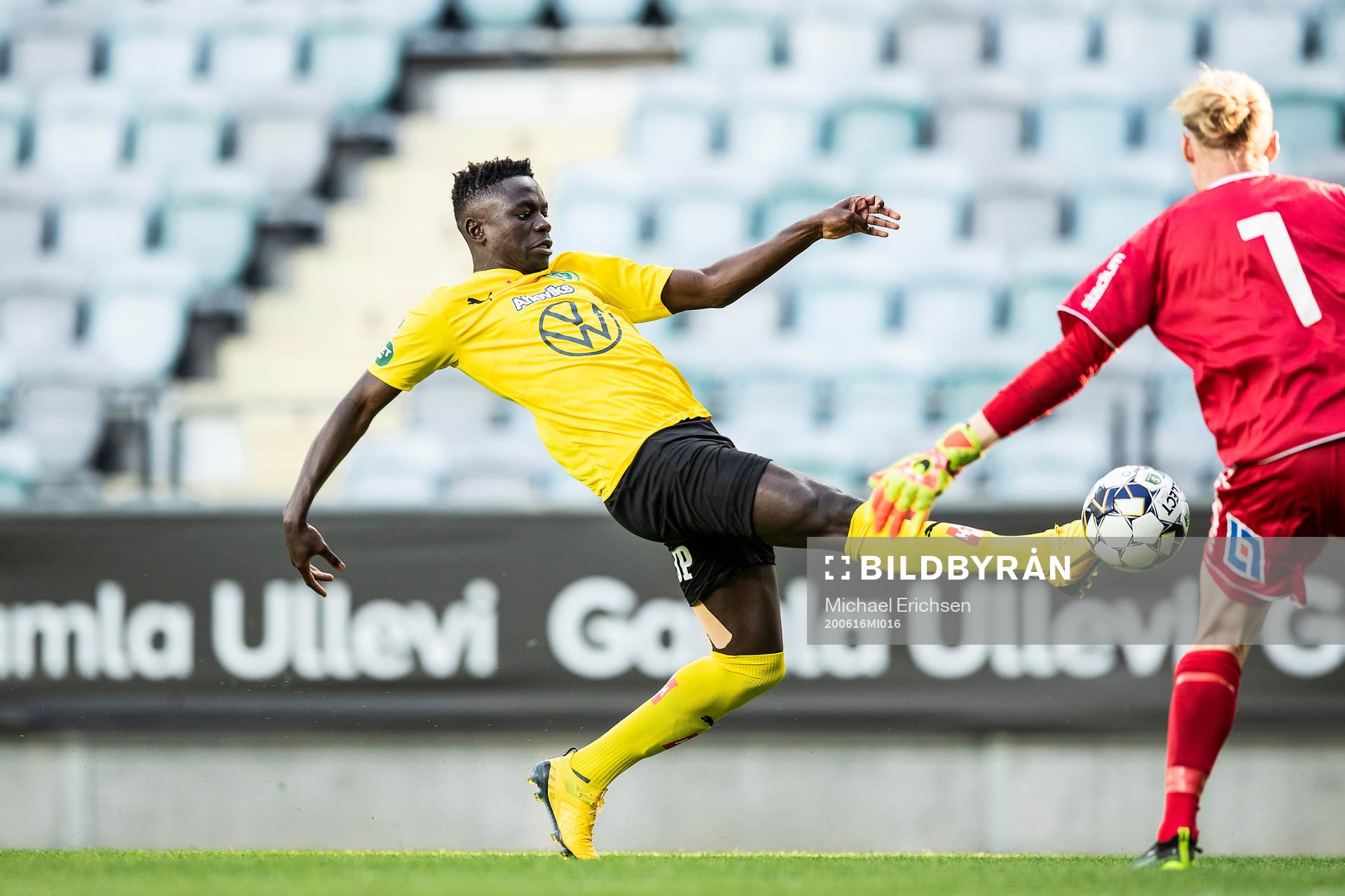 Jönköpings Eric Omondi och GAIS målvakt Mathias Karlsson