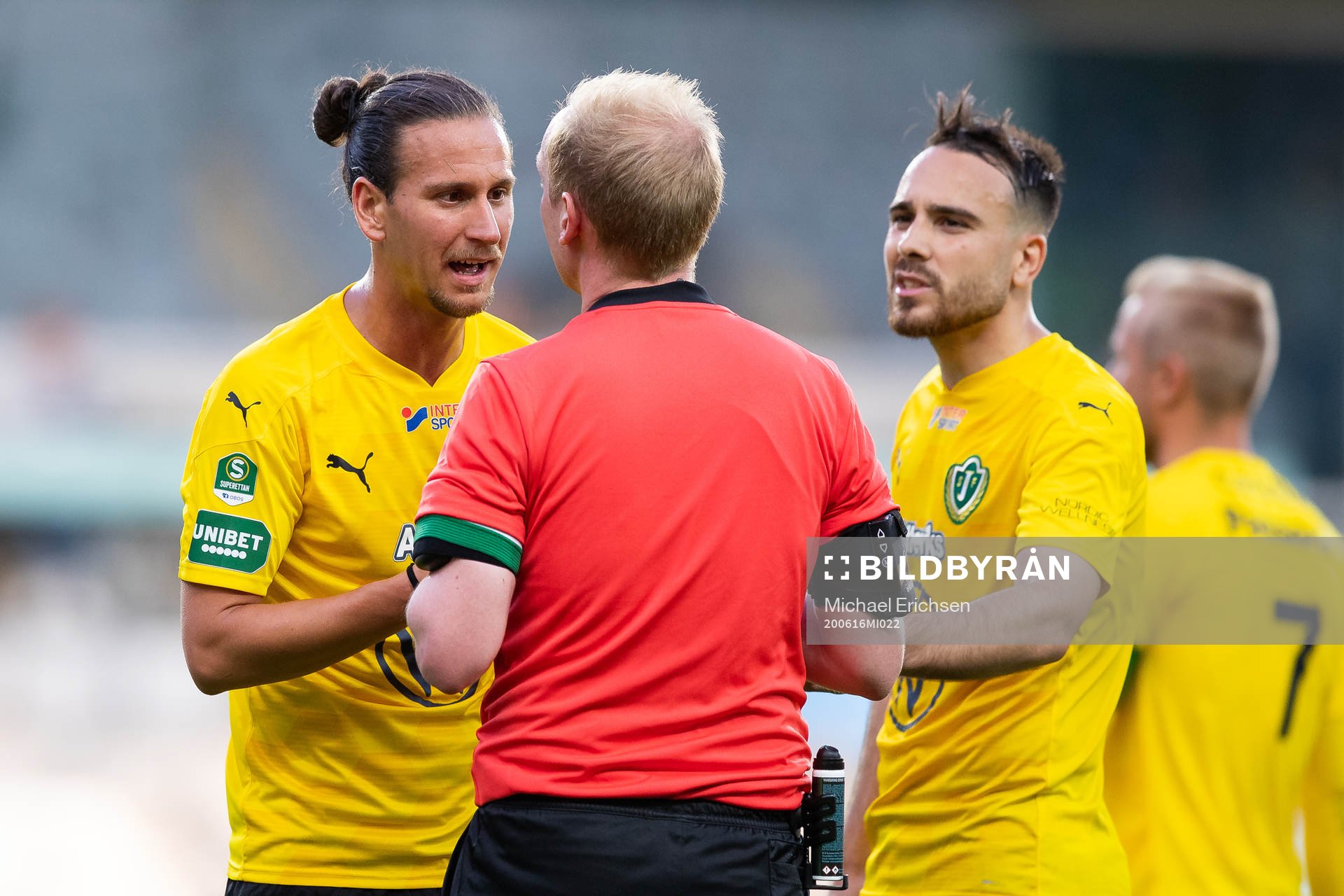 Jönköpings Edin Hamidovic pratar med domare Per Melin efter fotbollsmatchen i Superettan mellan GAIS och Jönköpings Södra den 16 juni 2020 i Göteborg.