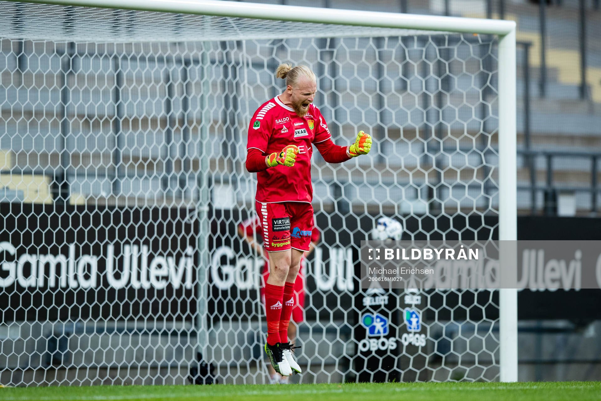 GAIS målvakt Mathias Karlsson jublar