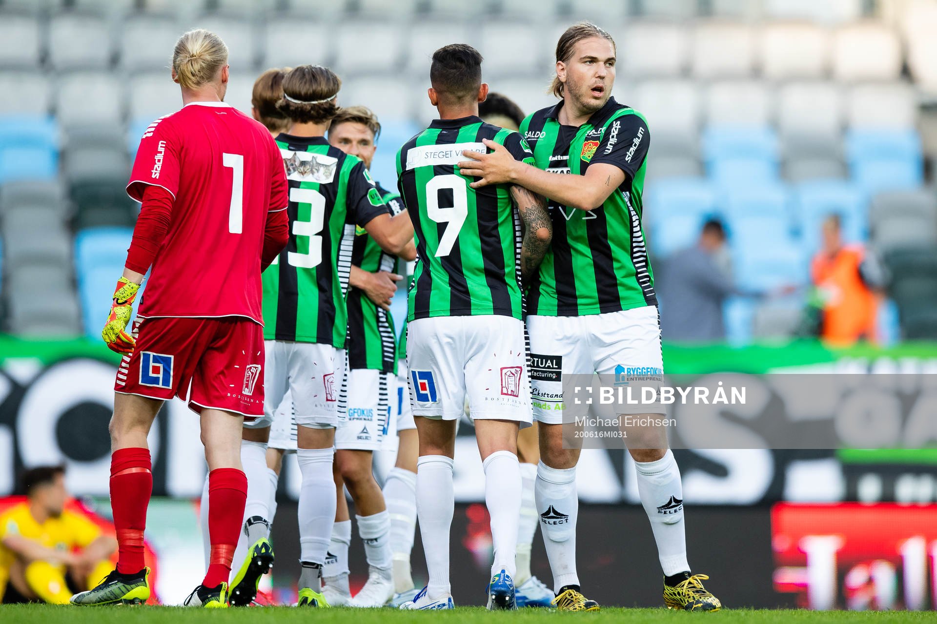 GAIS Charlie Weberg längst t.h. jublar med lagkamrater