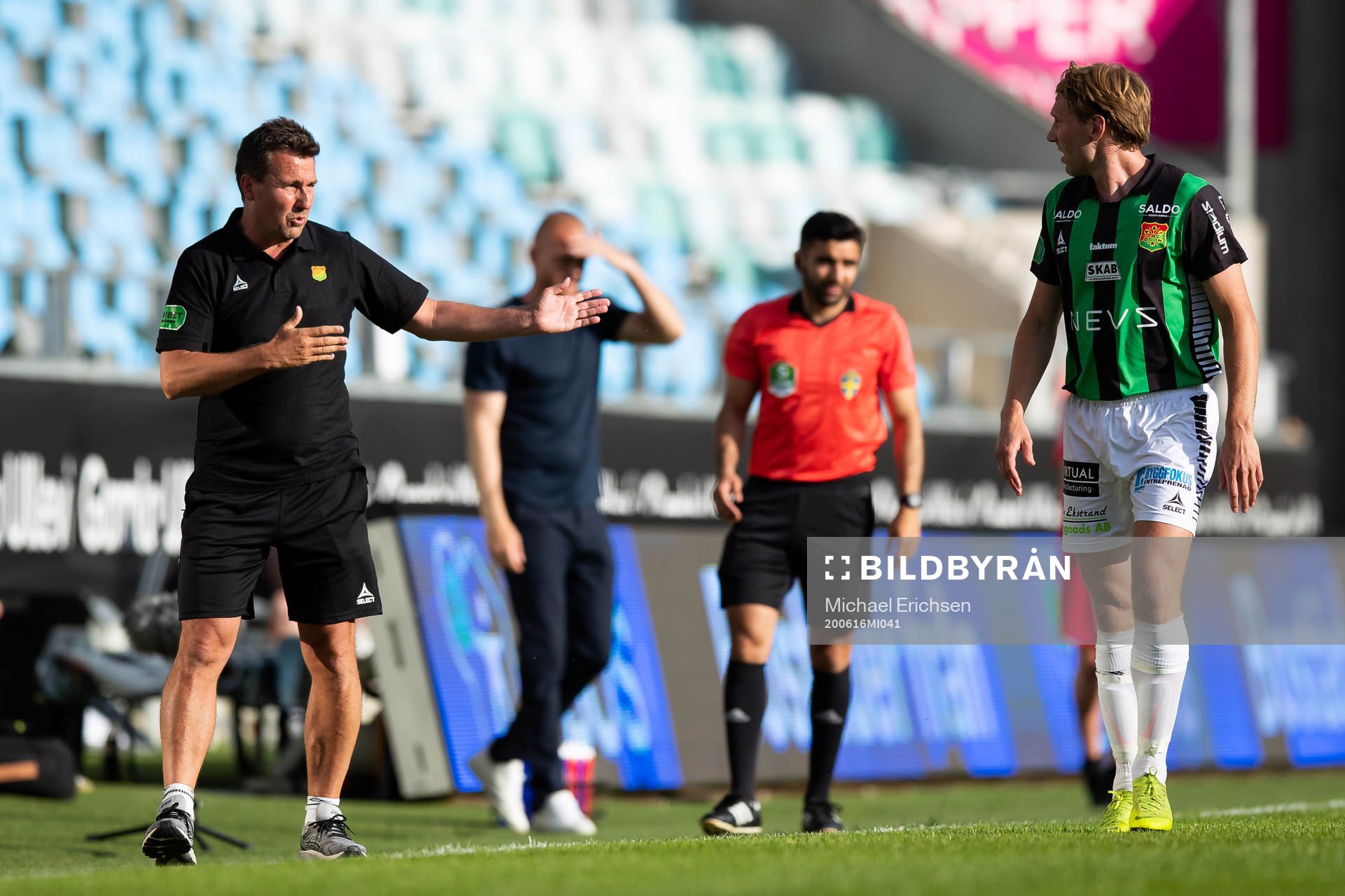 GAIS tränare Stefan Jacobsson instruerar August Wängberg