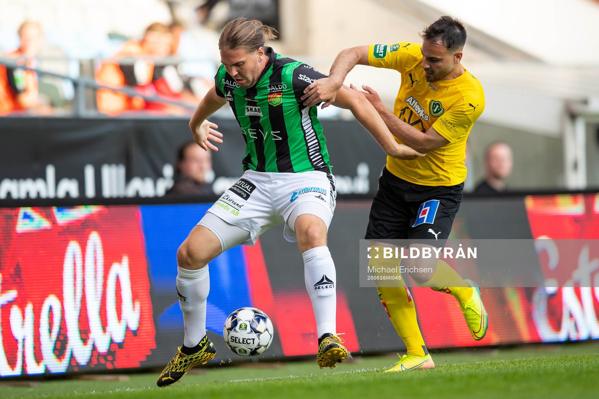 GAIS Charlie Weberg i kamp med Jönköpings Dzenis Kozica under fotbollsmatchen i Superettan mellan GAIS och Jönköpings Södra den 16 juni 2020 i Göteborg.