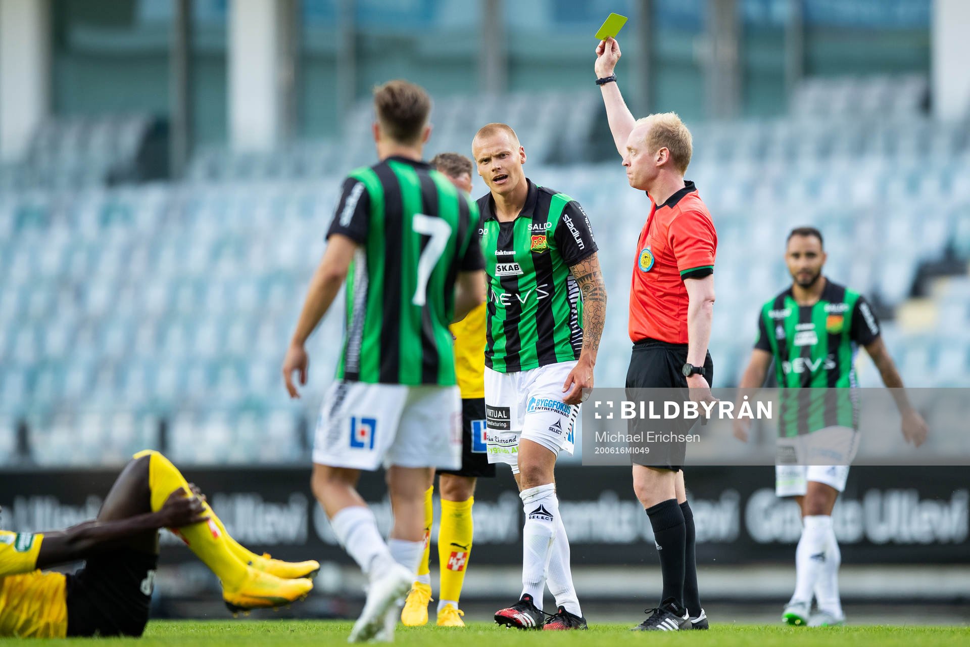 GAIS Jesper Brandt får ett gult kort av domare Per Melin