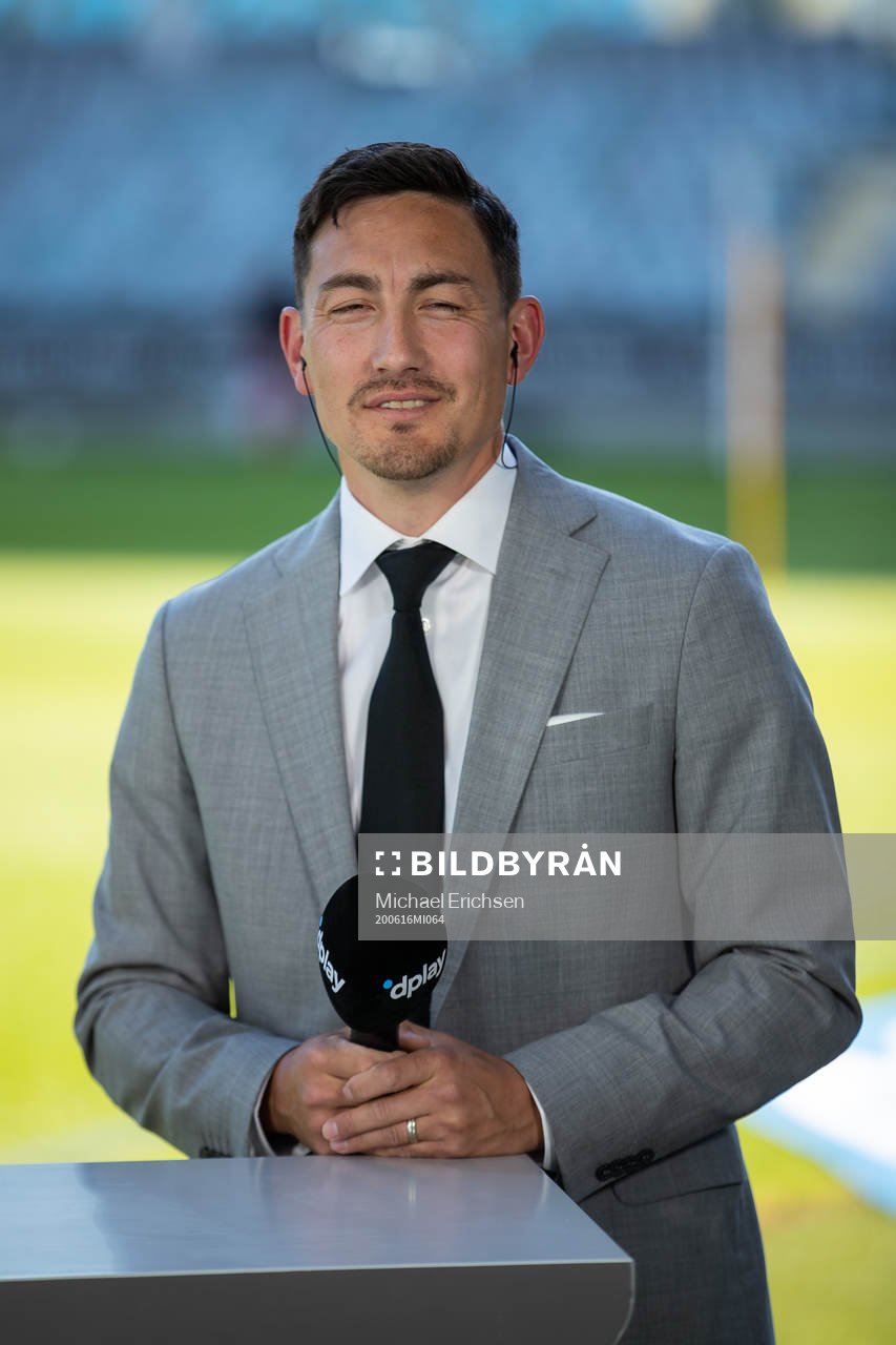 Dplays expert Stefan ishizaki innan fotbollsmatchen i