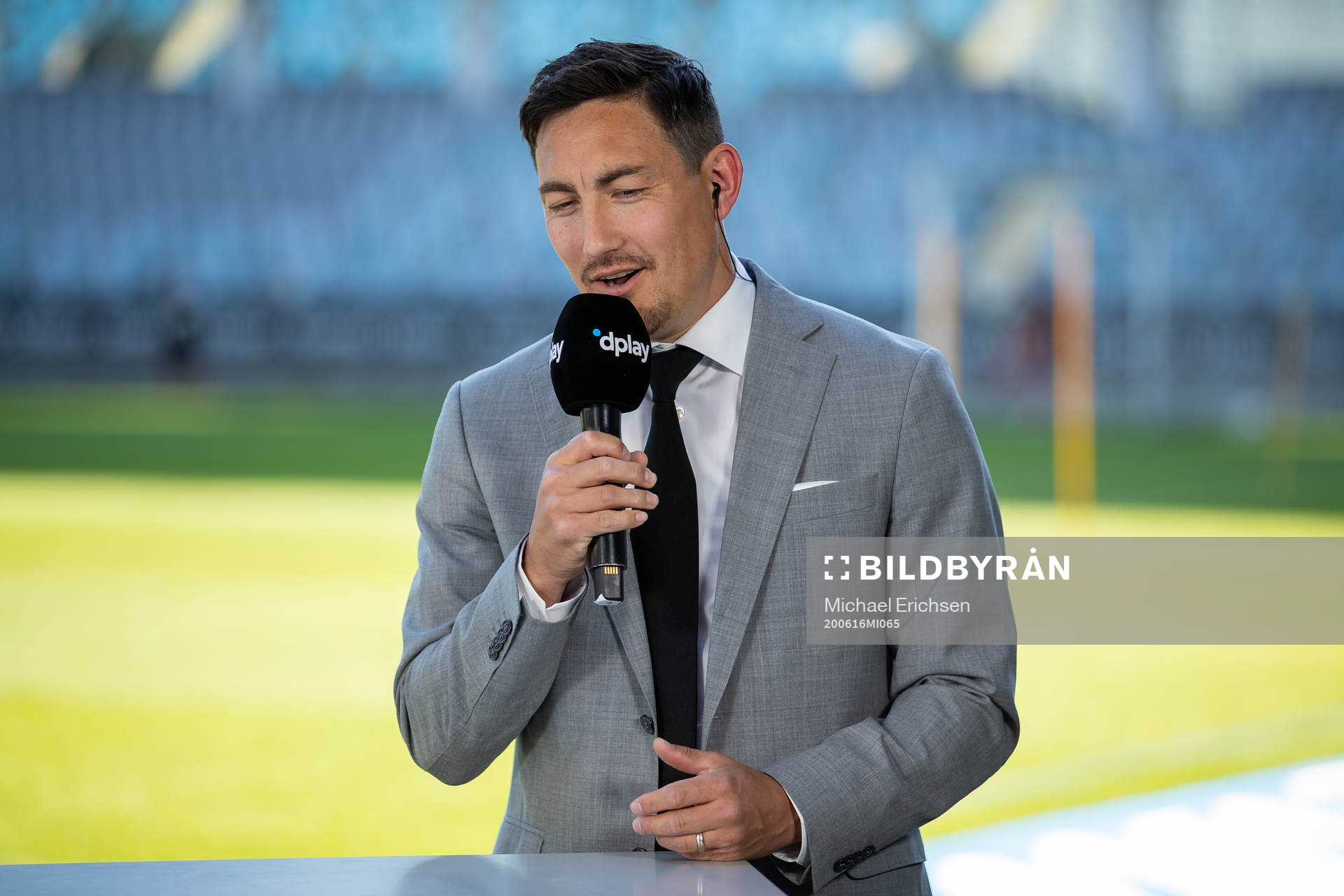 Dplays expert Stefan ishizaki innan fotbollsmatchen i