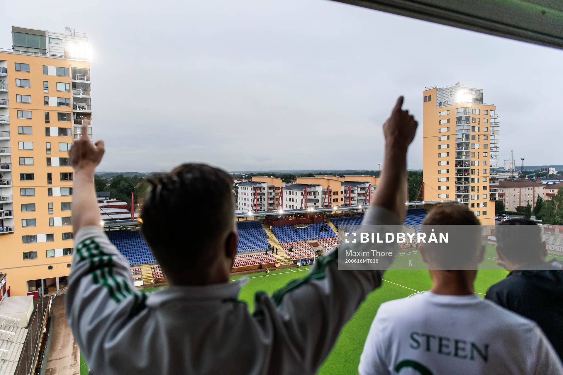 Några av Västerås supportrar har hyrt en balkong i ett