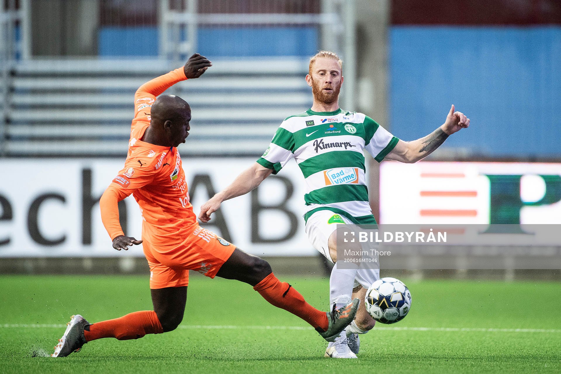 AFC Eskilstunas Lesly de Sa och Västerås Calle Svensson under fotbollsmatchen i Superettan mellan AFC Eskilstuna och Västerås SK den 16 juni 2020 i Eskilstuna.